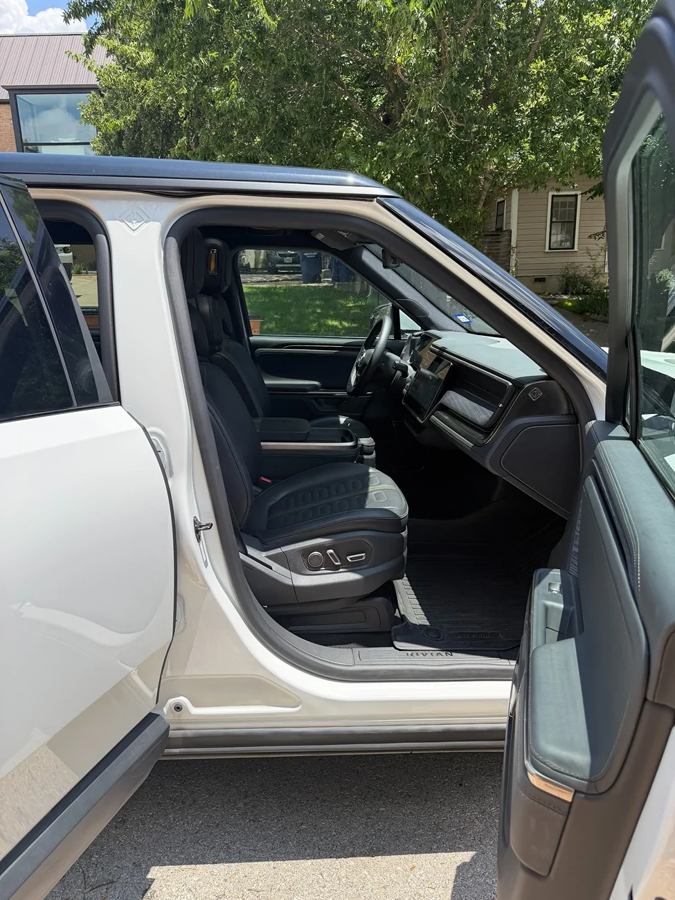 Rivian R1T R1S 2025 R1S Dual Max | Glacier White | Blackout | 10,000 mi | Austin TX | $75,000 RivianR1s_17