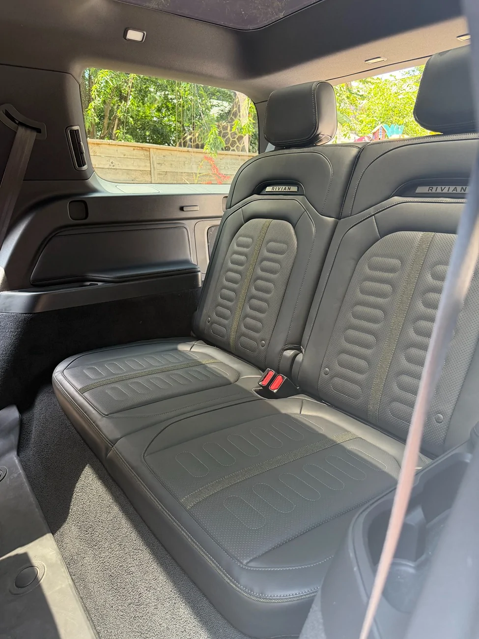 Rivian R1T R1S 2025 R1S Dual Max | Glacier White | Blackout | 10,000 mi | Austin TX | $75,000 RivianR1s_11