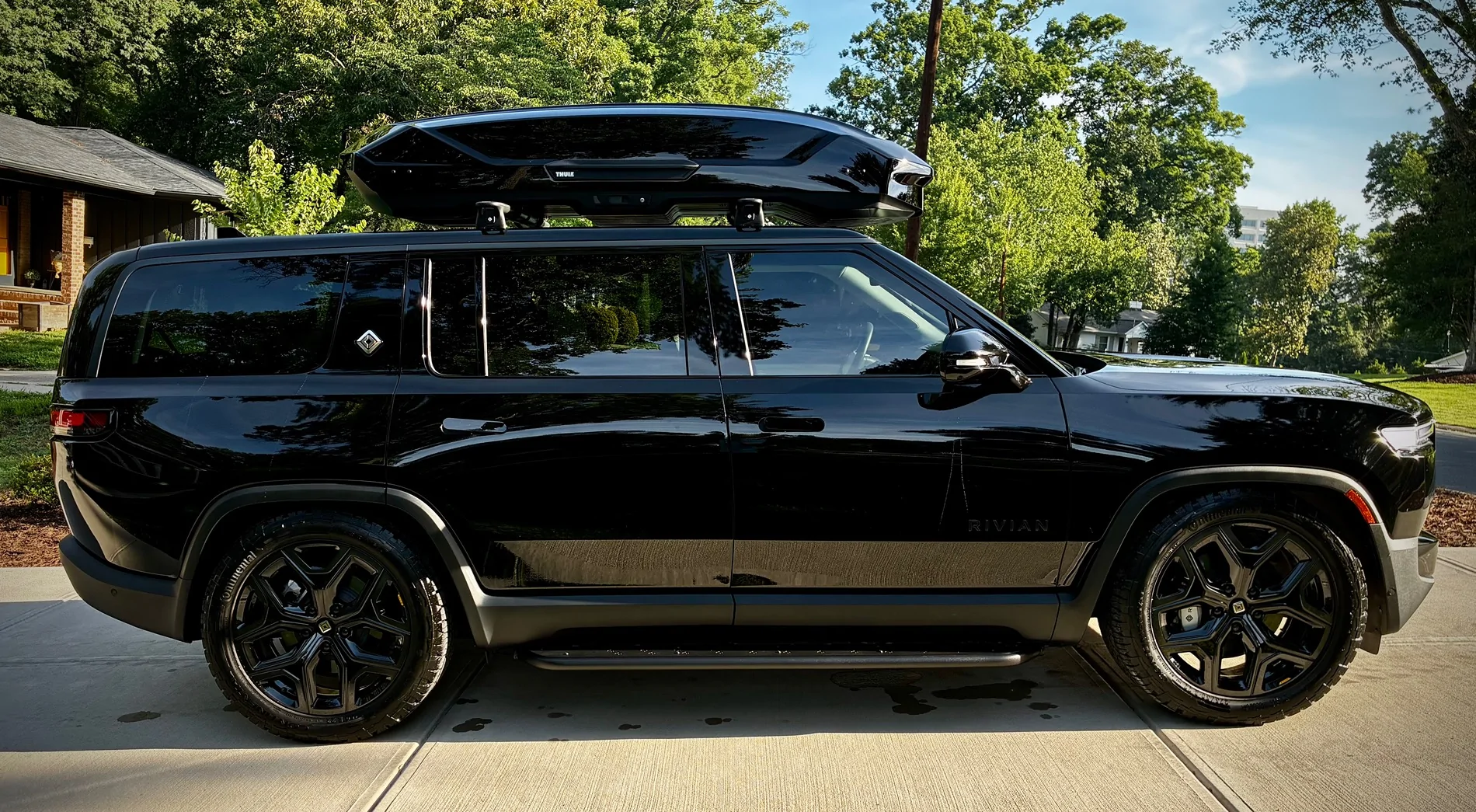 Rivian R1T R1S Thule Motion 3 Roof Box XXL on R1S - More space, fits well, runs quiet IMG_0876