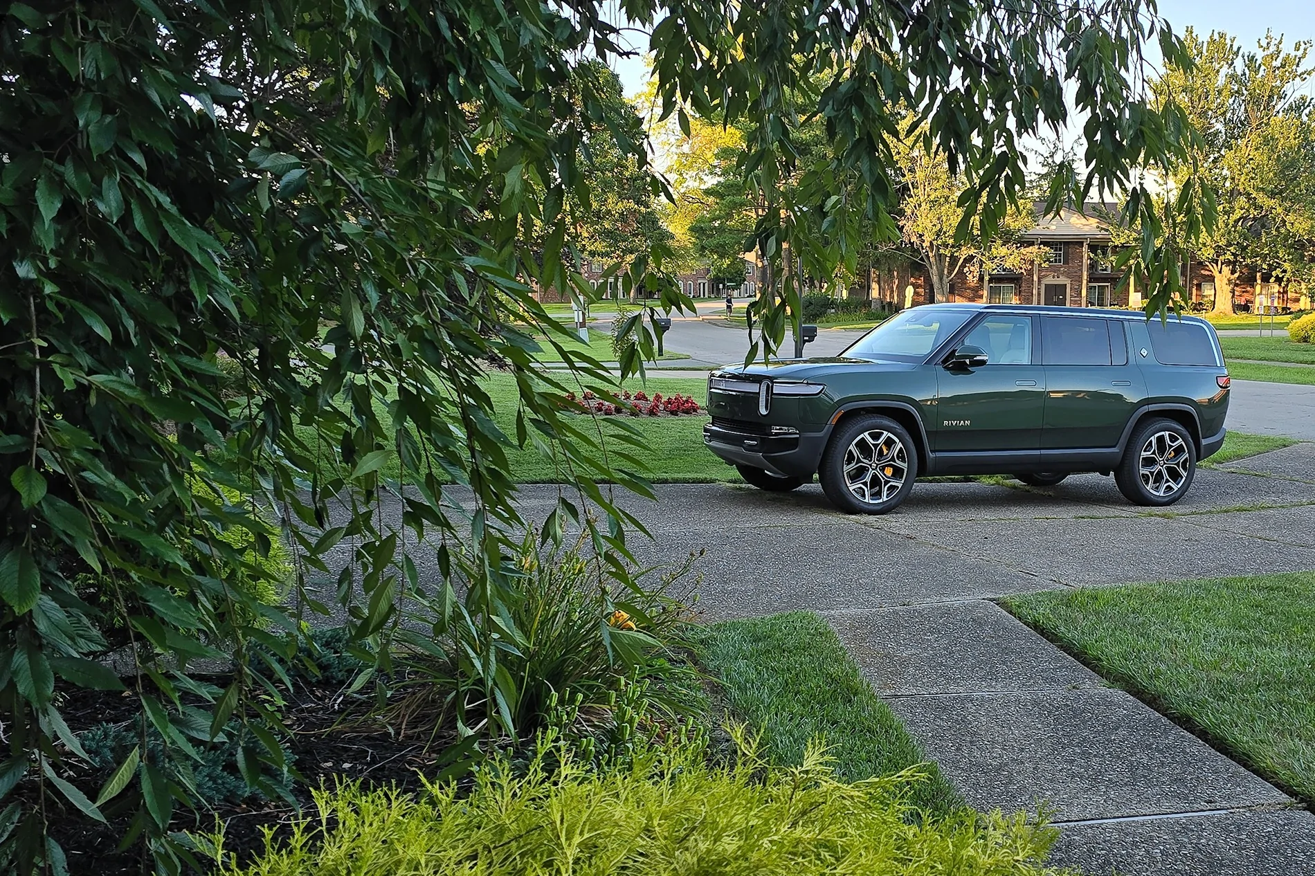 Rivian R1T R1S Those of you with Forest Green R1's Rivian Driveway - Orlando Suarez (1)