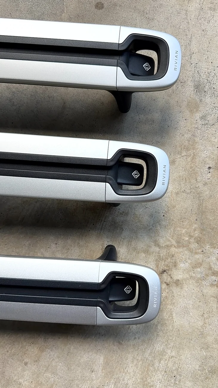 Rivian R1T R1S FS: OEM Rivian Crossbars Roof Rack Set of 3 – Genuine Cargo Bars w/ Matching Keys IMG_4346