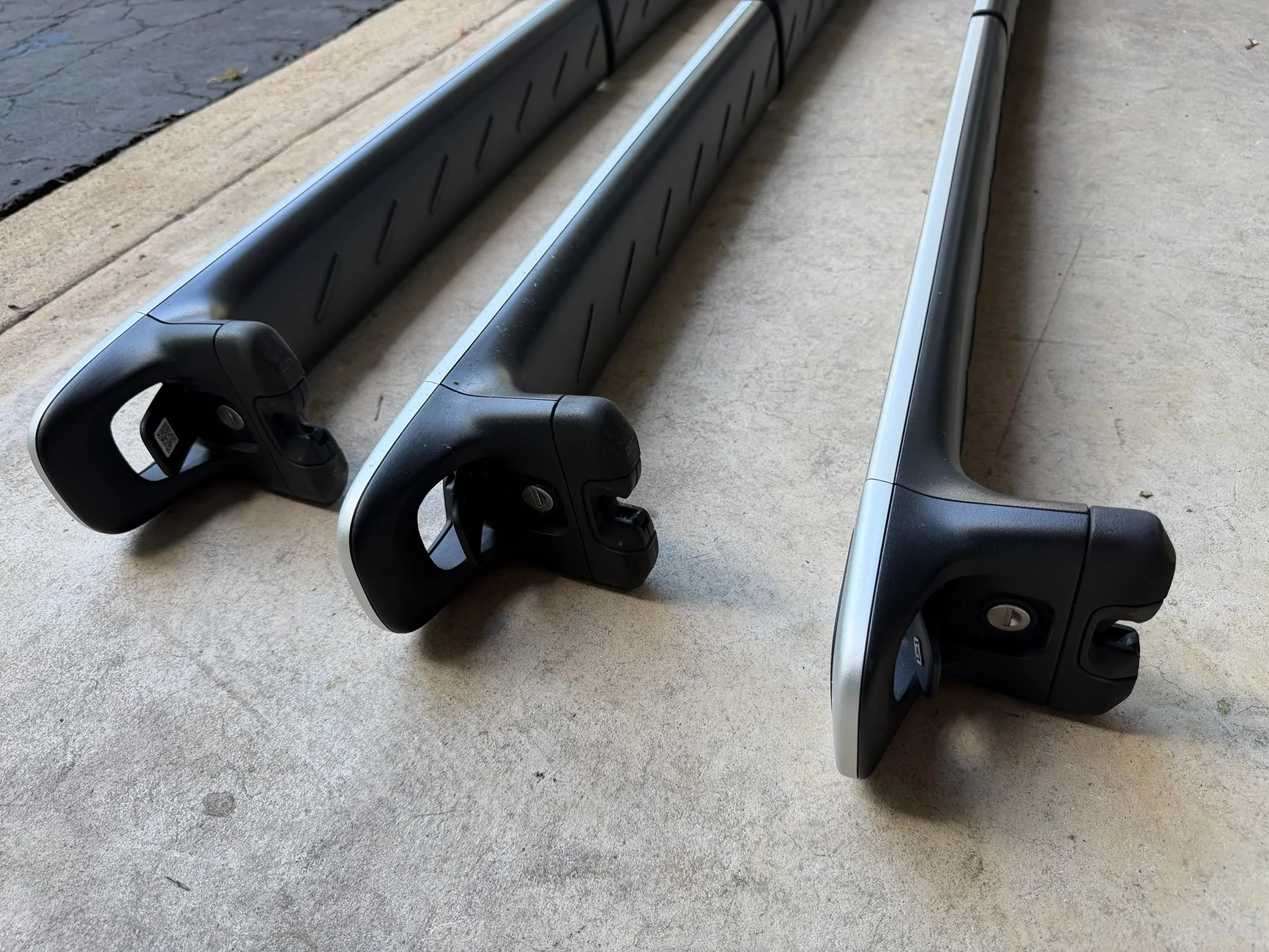 Rivian R1T R1S FS: OEM Rivian Crossbars Roof Rack Set of 3 – Genuine Cargo Bars w/ Matching Keys IMG_4351