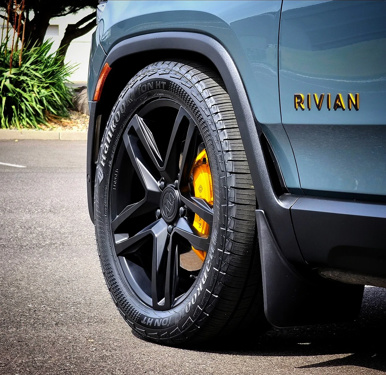 Rivian R1T R1S R1S Tri-Motor Summer Build: 22" Forged Atomic Wheels + Hankook iON HT (275/50R22) Electron AW10 22