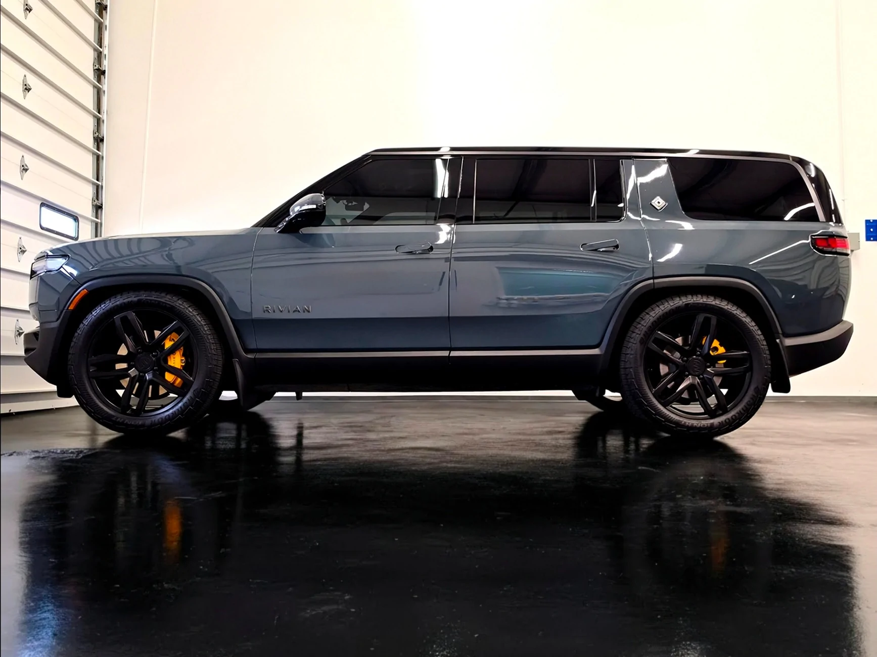 Rivian R1T R1S R1S Tri-Motor Summer Build: 22" Forged Atomic Wheels + Hankook iON HT (275/50R22) Electron R1S v1