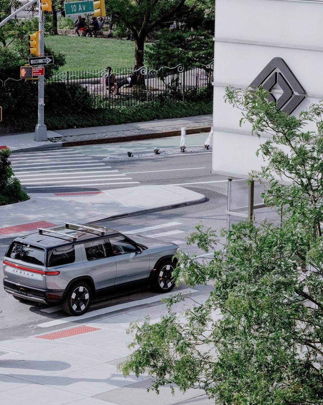 Rivian R1T R1S Esker Silver R2 finally marketed by Rivian! Hi-res official images (Updated With More) R2 Silver_2