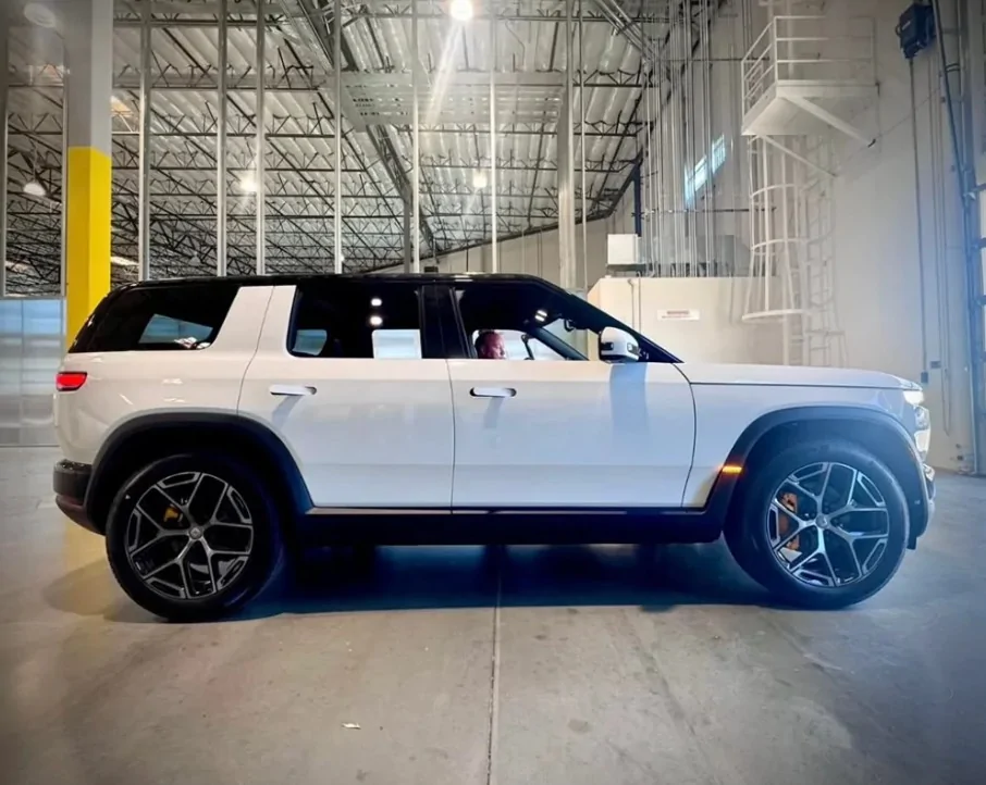 Rivian R1T R1S Would you go with 20" wheels or 21" wheels on Launch Edition R2? white R2 21 inch wheels