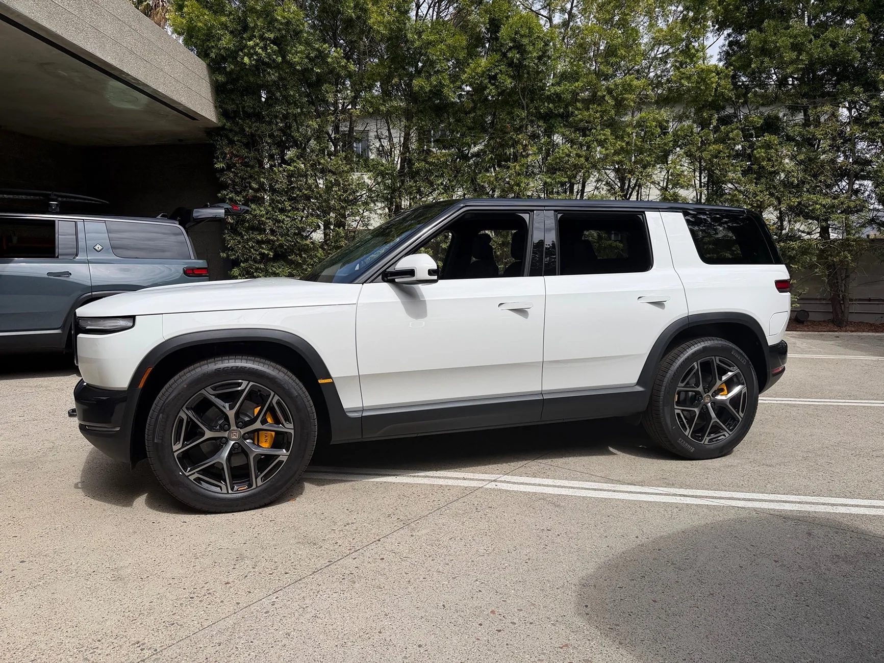 Rivian R1T R1S Would you go with 20" wheels or 21" wheels on Launch Edition R2? Imag