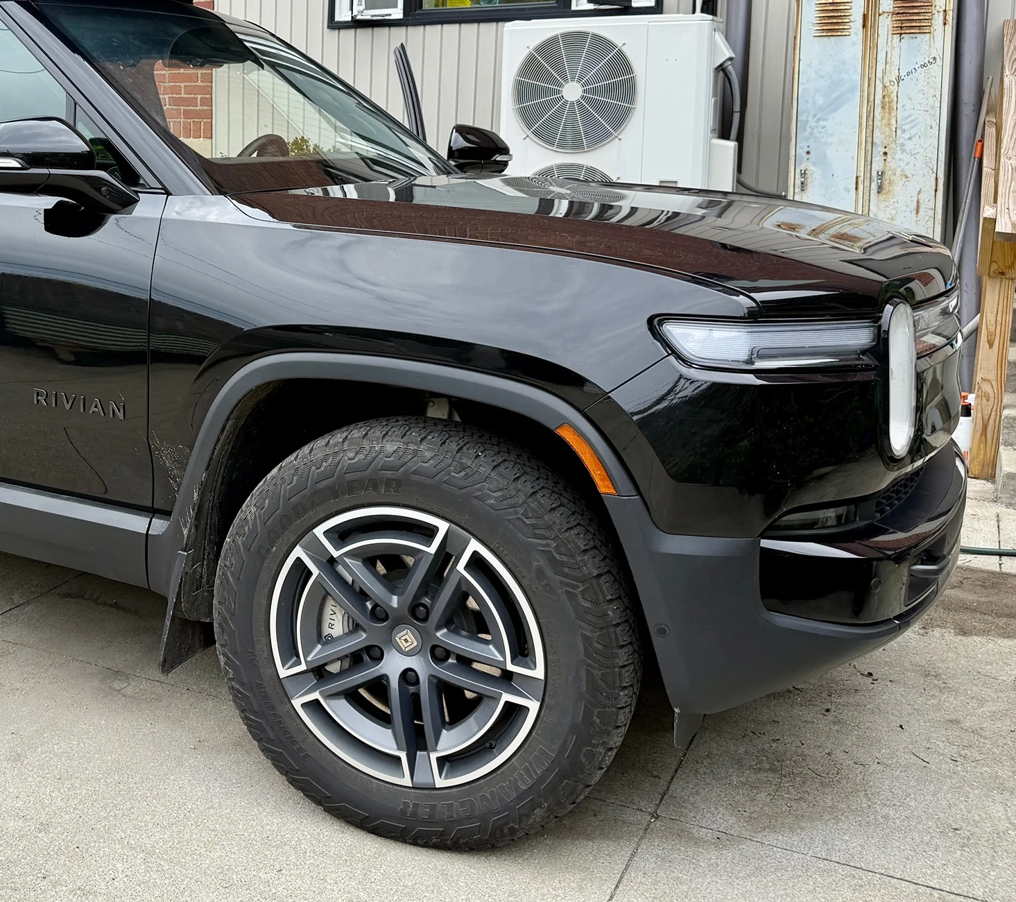 Rivian R1T R1S F/S 2025 R1T Dual Max Midnight with Black Mountain/No longer selling- Dark Ash _15,500 miles - NE Ohio IMG_3171 2