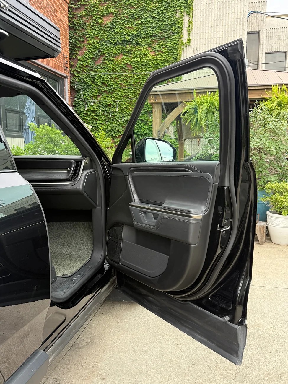 Rivian R1T R1S F/S 2025 R1T Dual Max Midnight with Black Mountain/No longer selling- Dark Ash _15,500 miles - NE Ohio IMG_3170