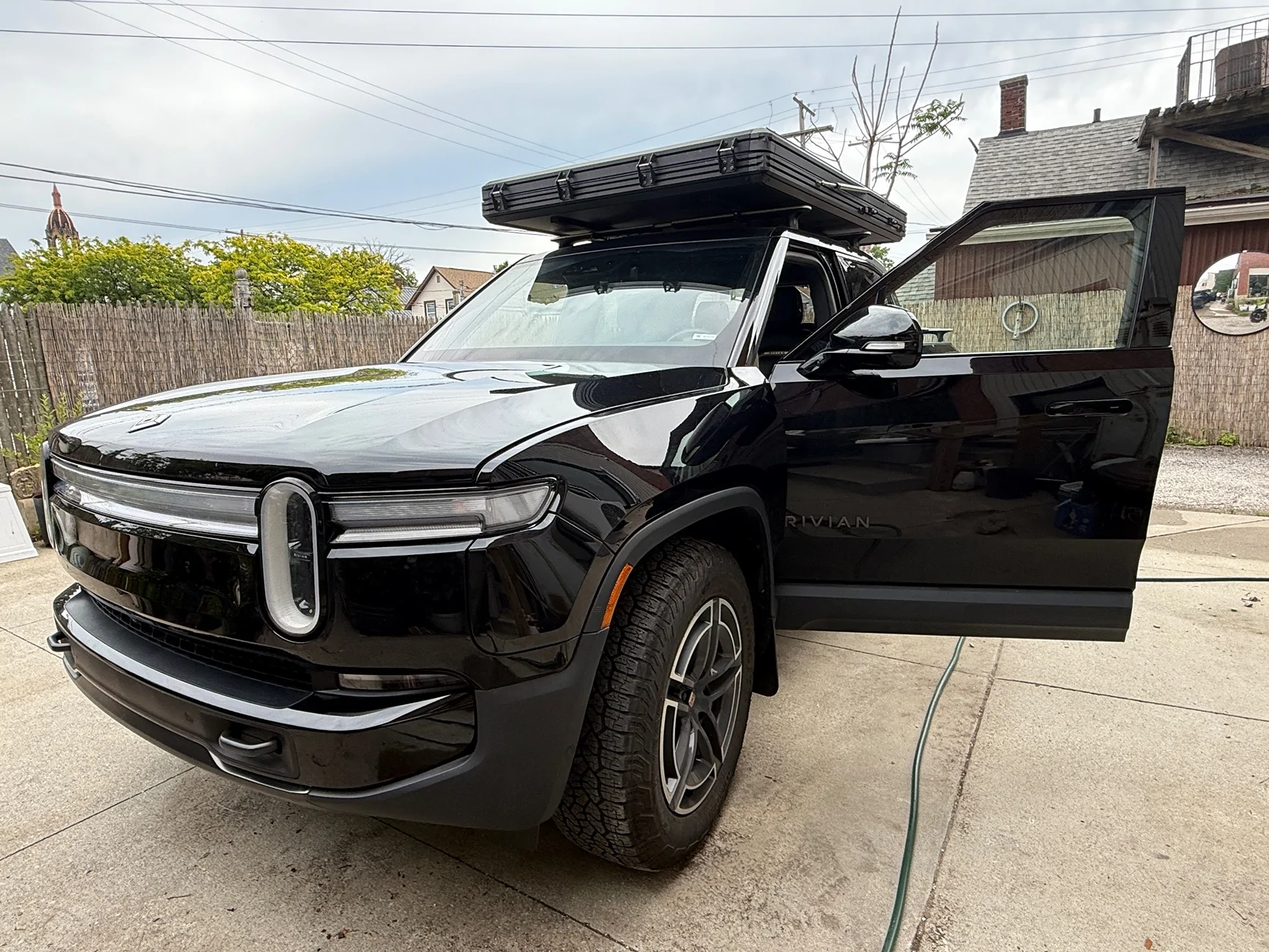 Rivian R1T R1S F/S 2025 R1T Dual Max Midnight with Black Mountain/No longer selling- Dark Ash _15,500 miles - NE Ohio IMG_3174 2