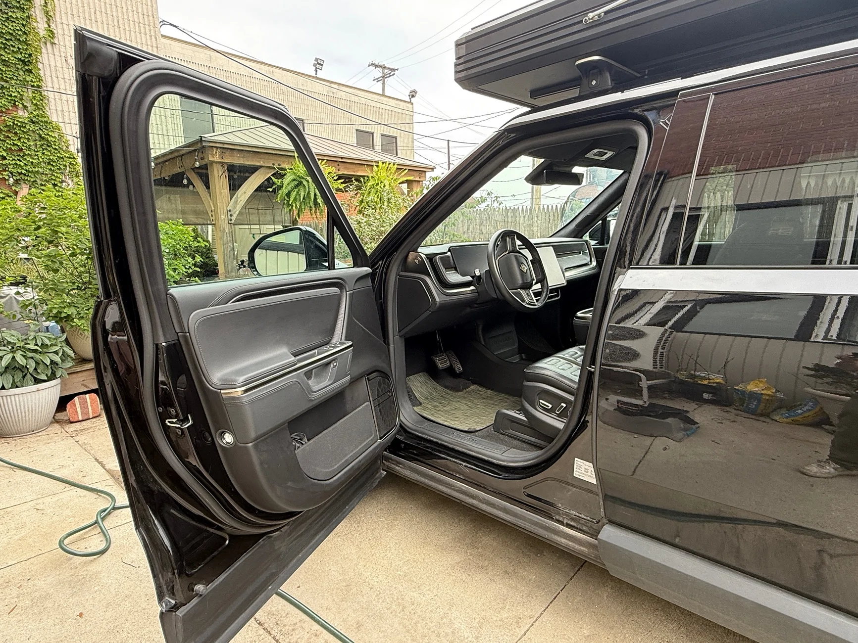 Rivian R1T R1S F/S 2025 R1T Dual Max Midnight with Black Mountain/No longer selling- Dark Ash _15,500 miles - NE Ohio IMG_3175