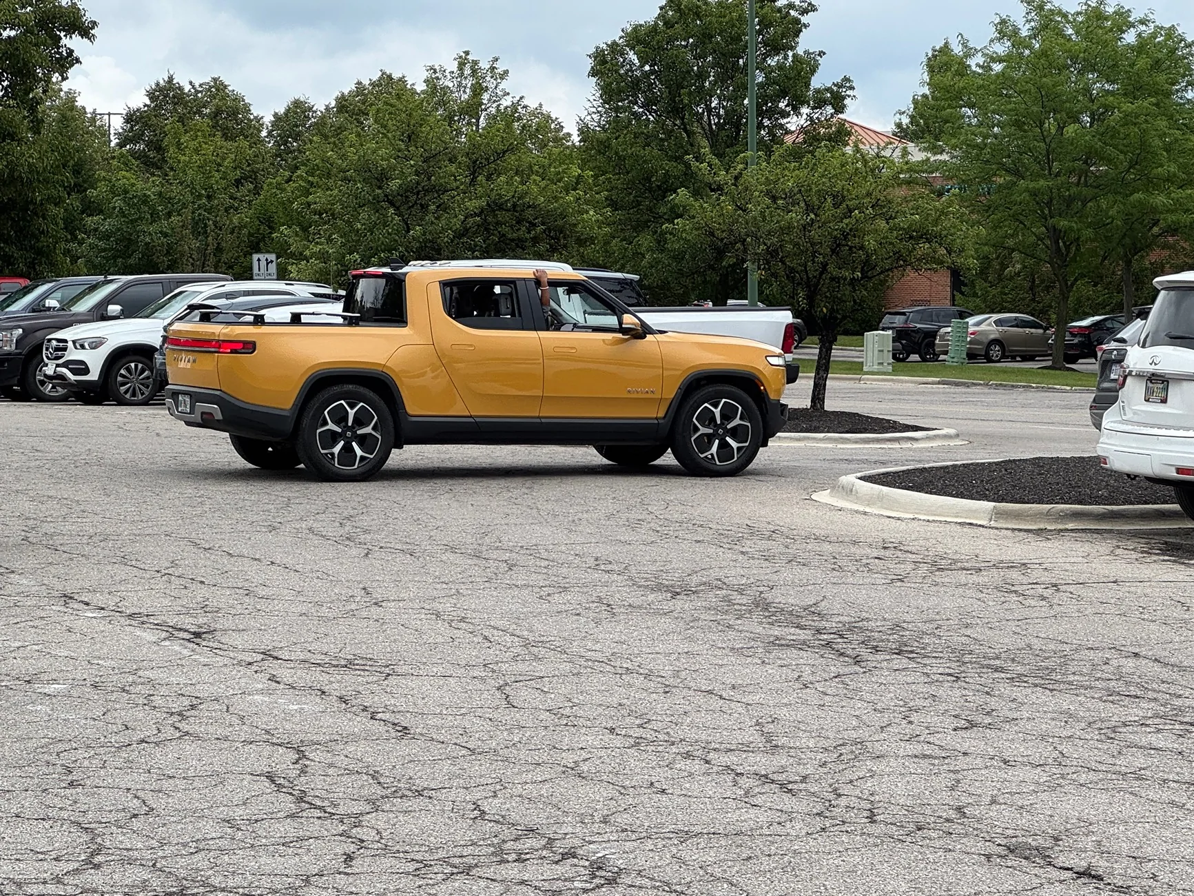 Rivian R1T R1S A Rare & Elusive Creature, I Mean Vehicle, Spotted in the Wild! 🧭💛 IMG_4400