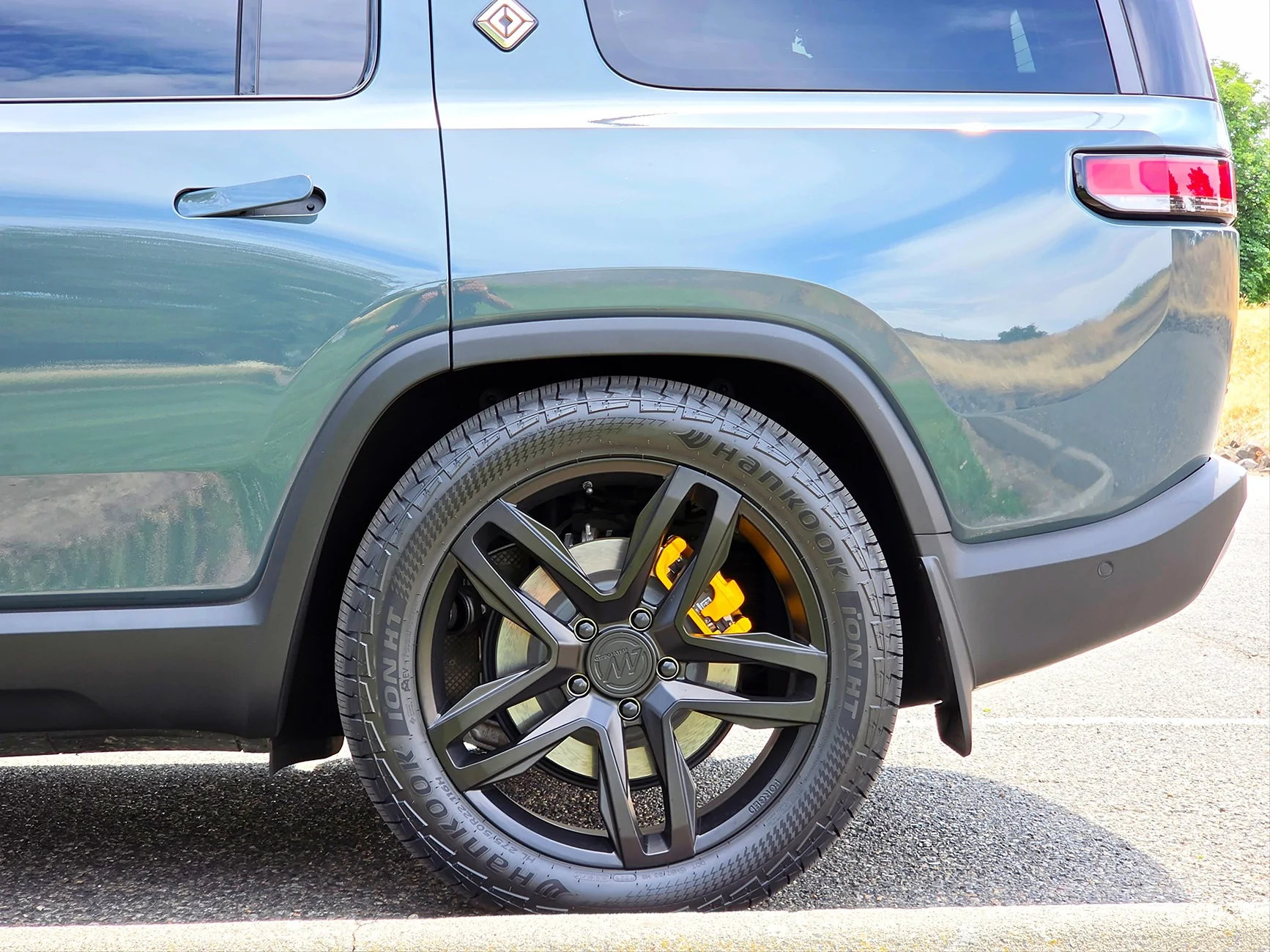 Rivian R1T R1S R1S Tri-Motor Summer Build: 22" Forged Atomic Wheels + Hankook iON HT (275/50R22) Electron R1S Rear Wheel