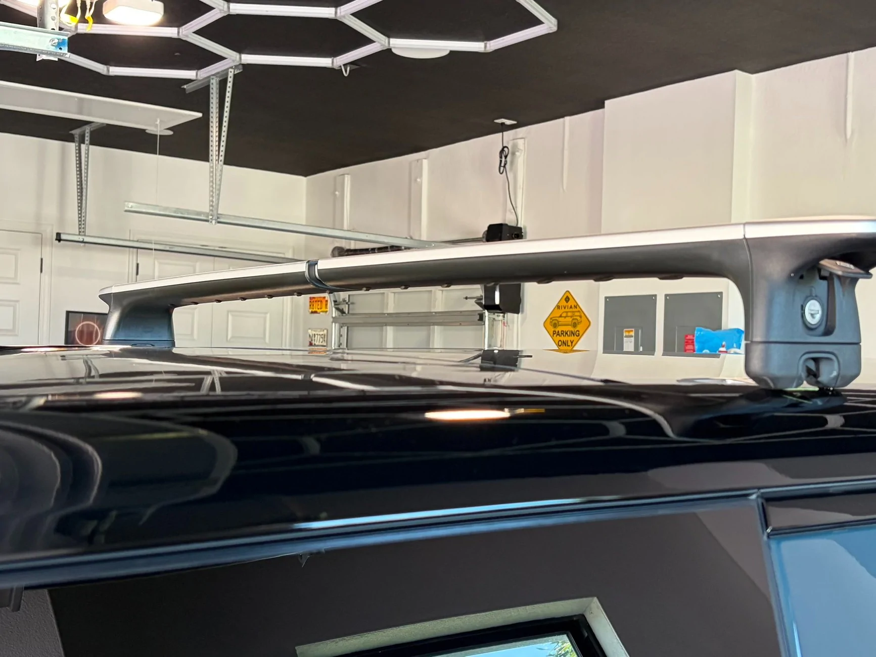 Rivian R1T R1S Visual: why R1 cross bars don’t work on R2 HMglX6oWgAE-MvO