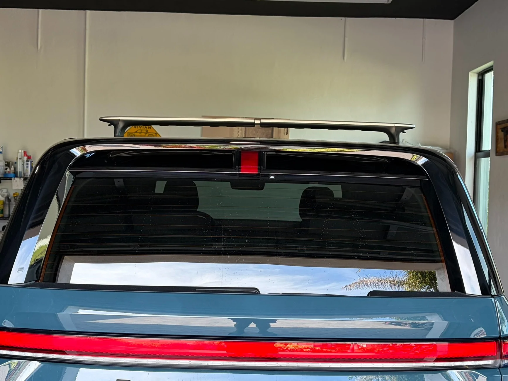 Rivian R1T R1S Visual: why R1 cross bars don’t work on R2 HMglX7jW0AAuEKT