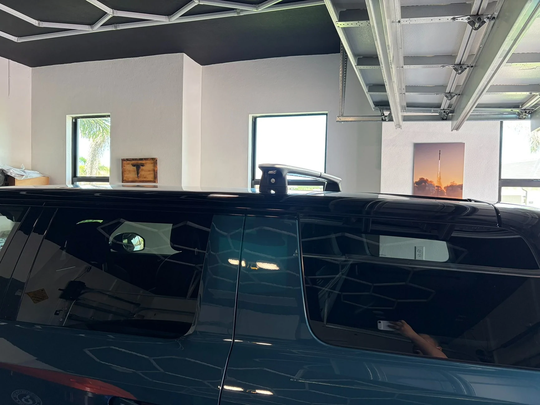 Rivian R1T R1S Visual: why R1 cross bars don’t work on R2 HMglX6nXEAA7yVW