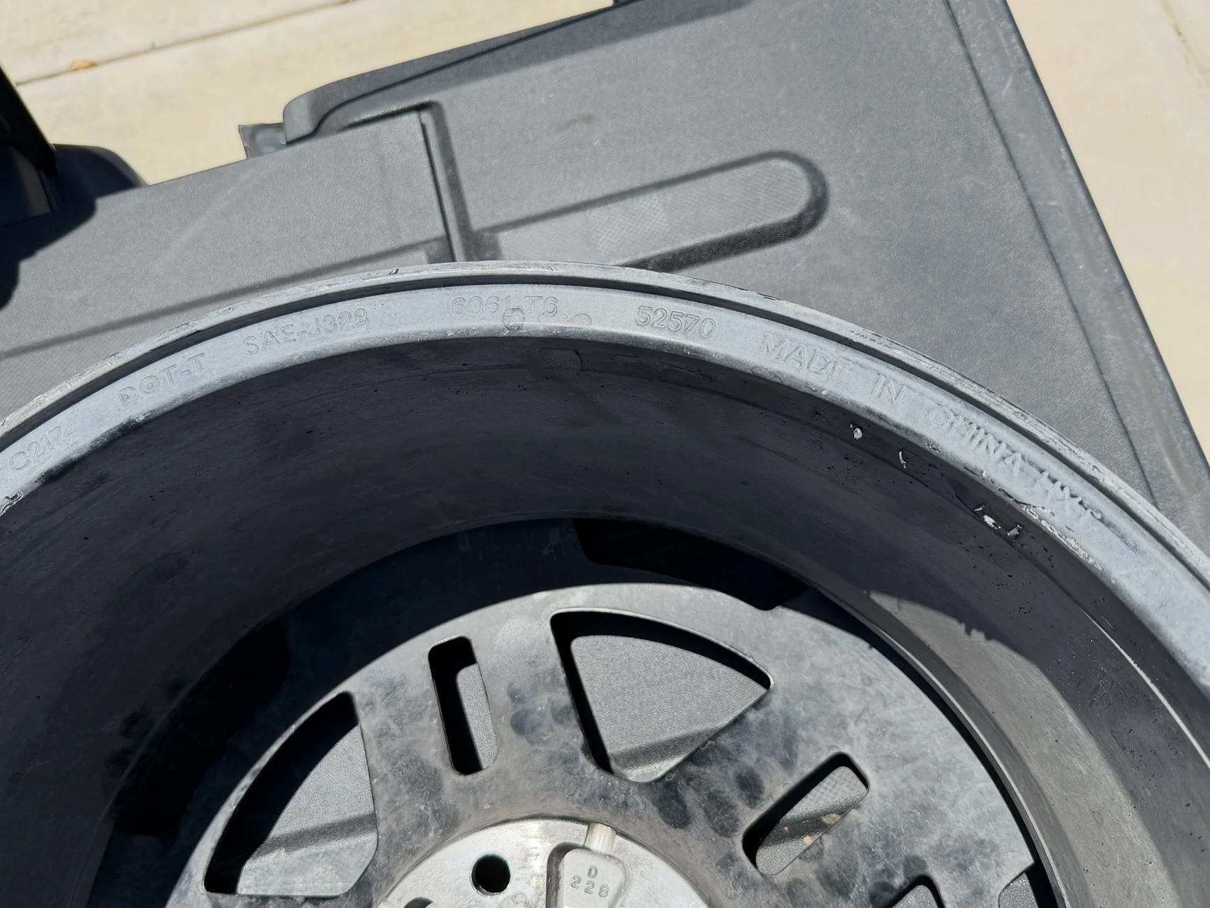 Rivian R1T R1S The dark AT wheels were silently changed so you don't know what you need/are getting 1783457633372-9s