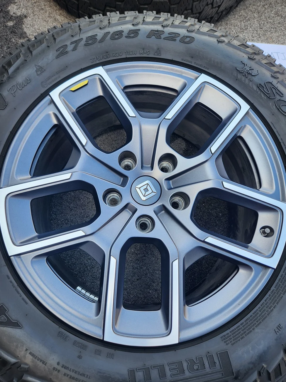 Rivian R1T R1S 20" Bright wheels and tires set of 4 20260710_102008