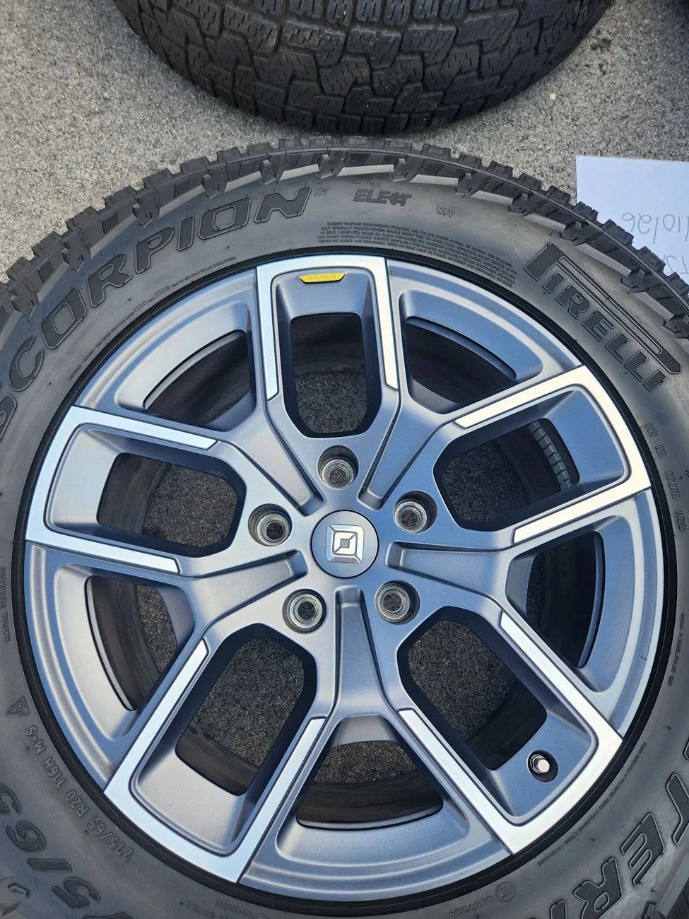 Rivian R1T R1S 20" Bright wheels and tires set of 4 20260710_102031
