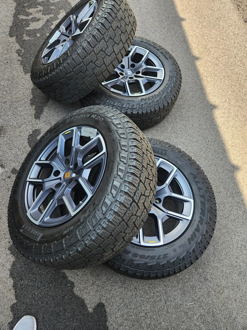 Rivian R1T R1S 20" Bright wheels and tires set of 4 20260710_102749