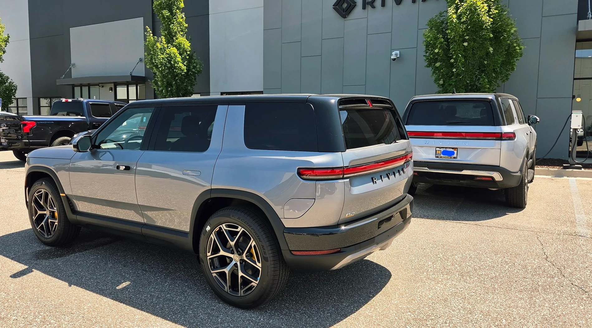 Rivian R1T R1S Esker Silver R2 vs. LA Silver R1S - comparison pic esker silver r2 vs. la silver r1s comparison photo