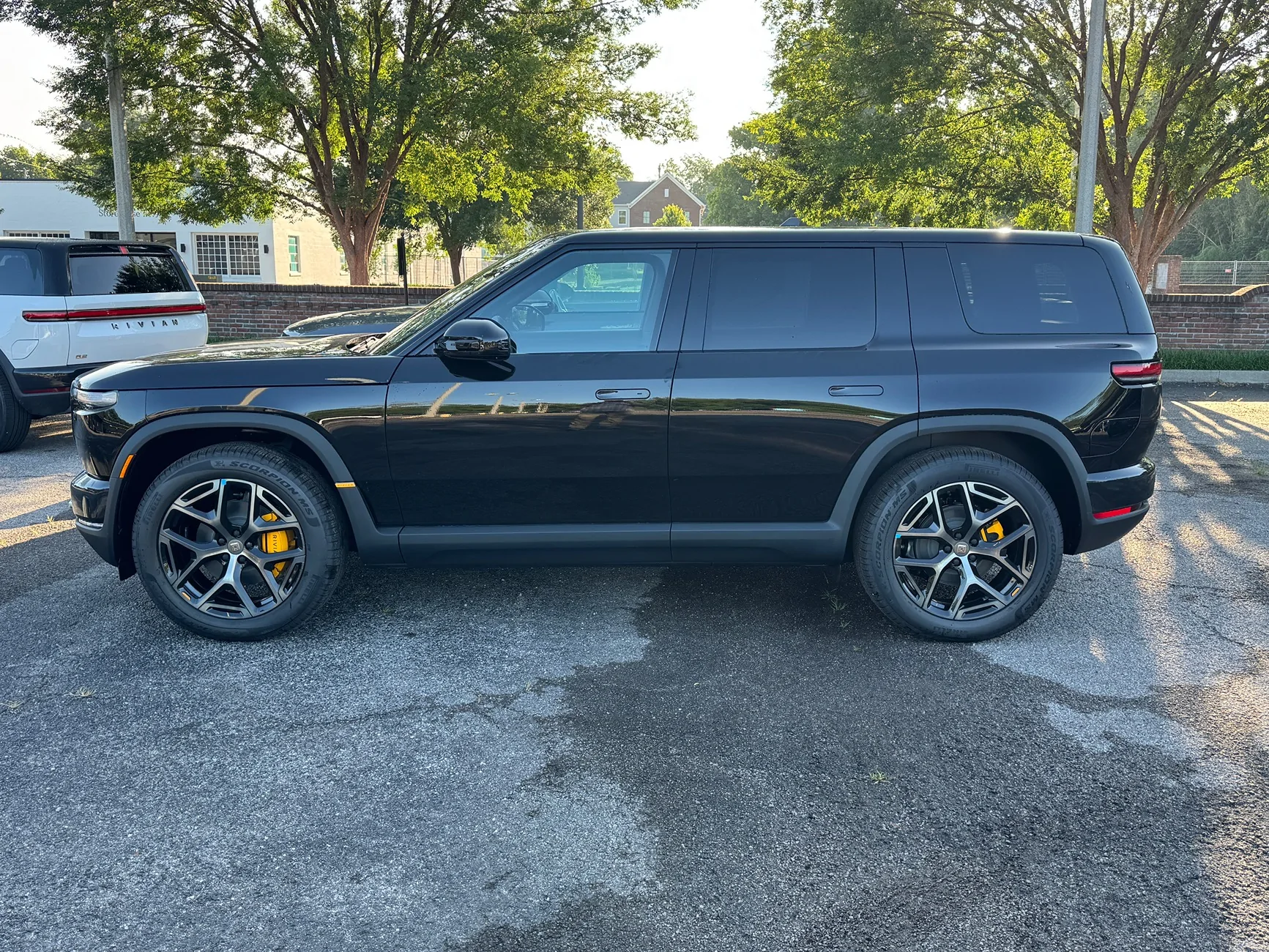 Rivian R1T R1S Midnight R2 siting IMG_6351