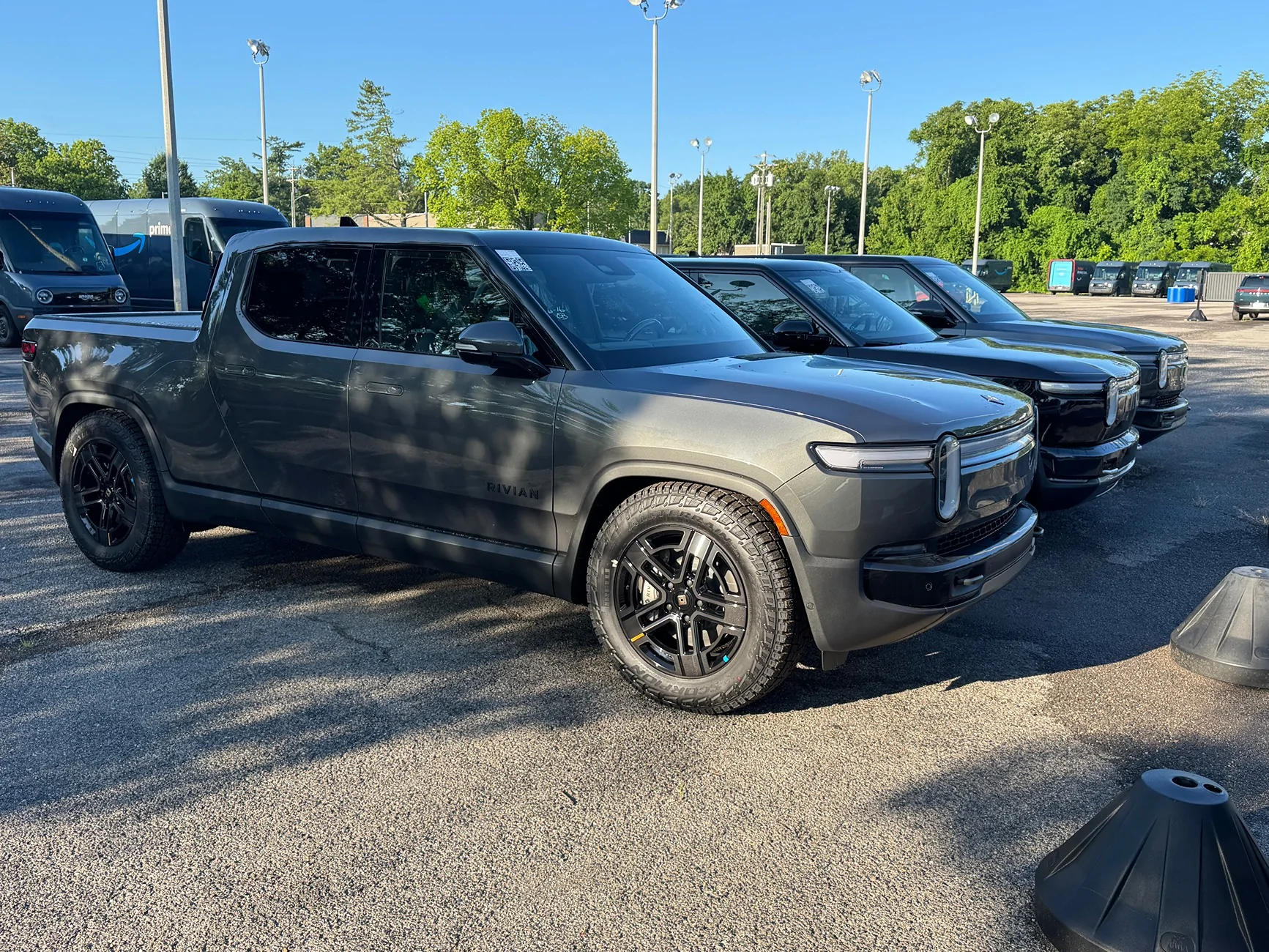 Rivian R1T R1S Midnight R2 siting IMG_6350