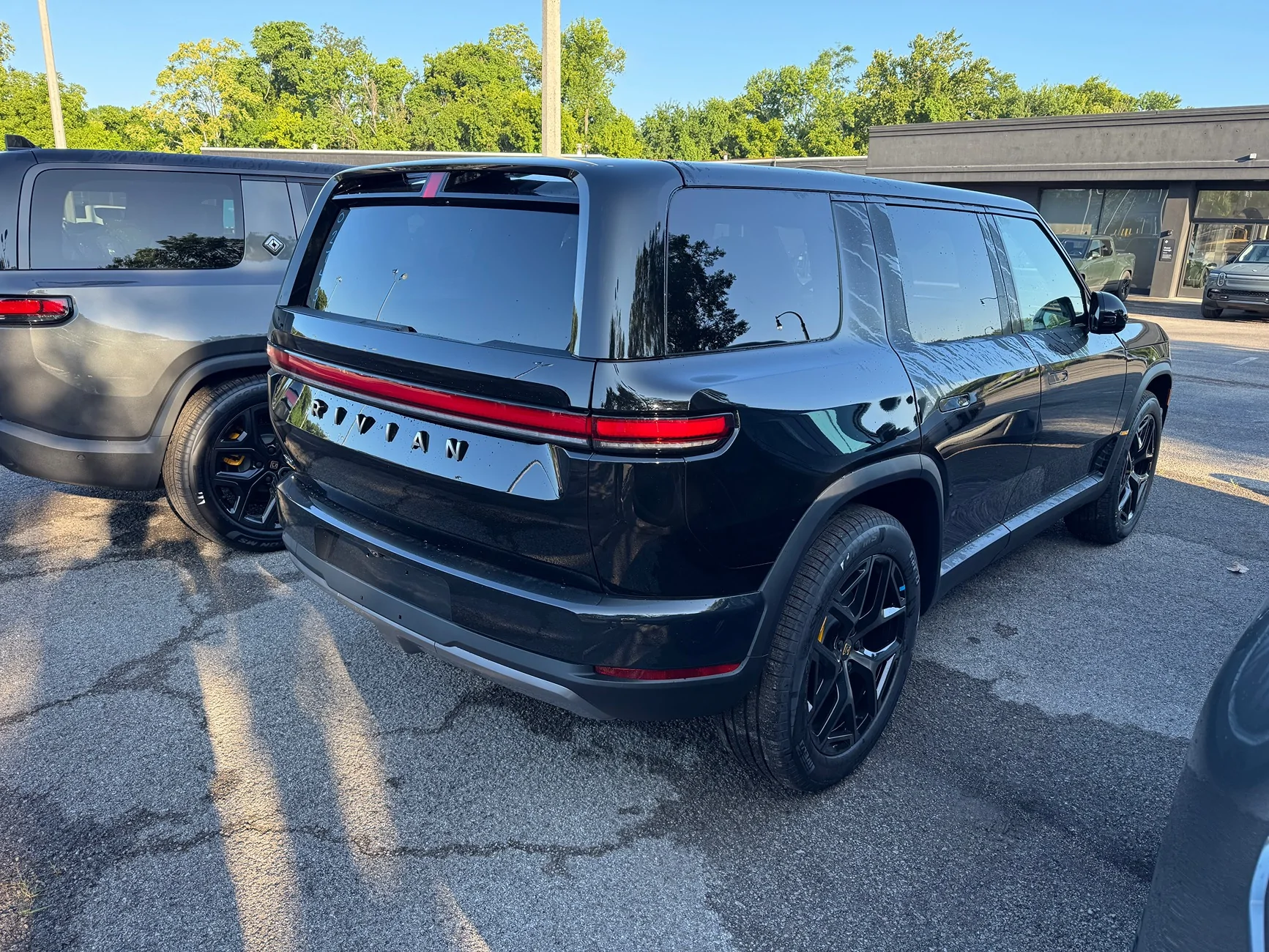 Rivian R1T R1S Midnight R2 siting IMG_6348
