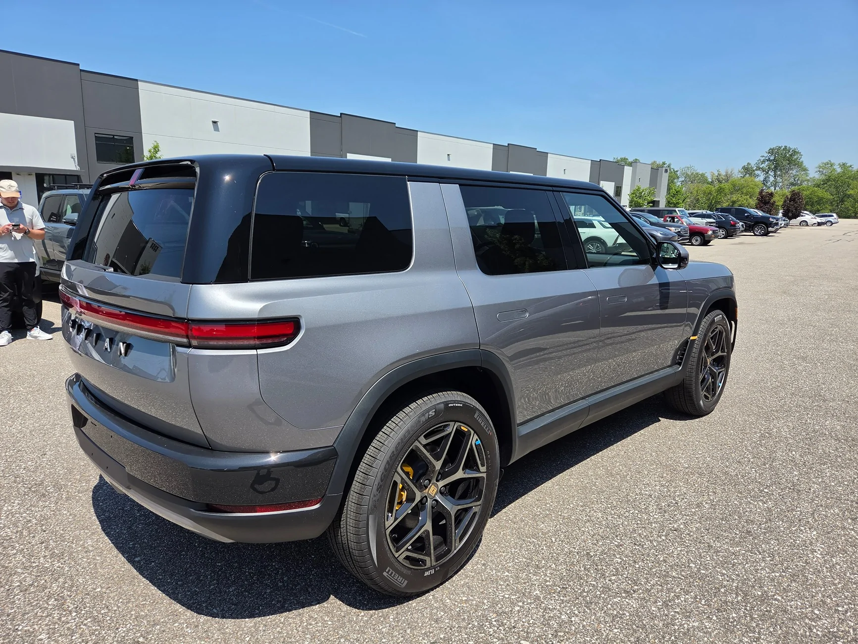 Rivian R1T R1S Esker Silver R2 vs. LA Silver R1S - comparison pic 20260714_144146