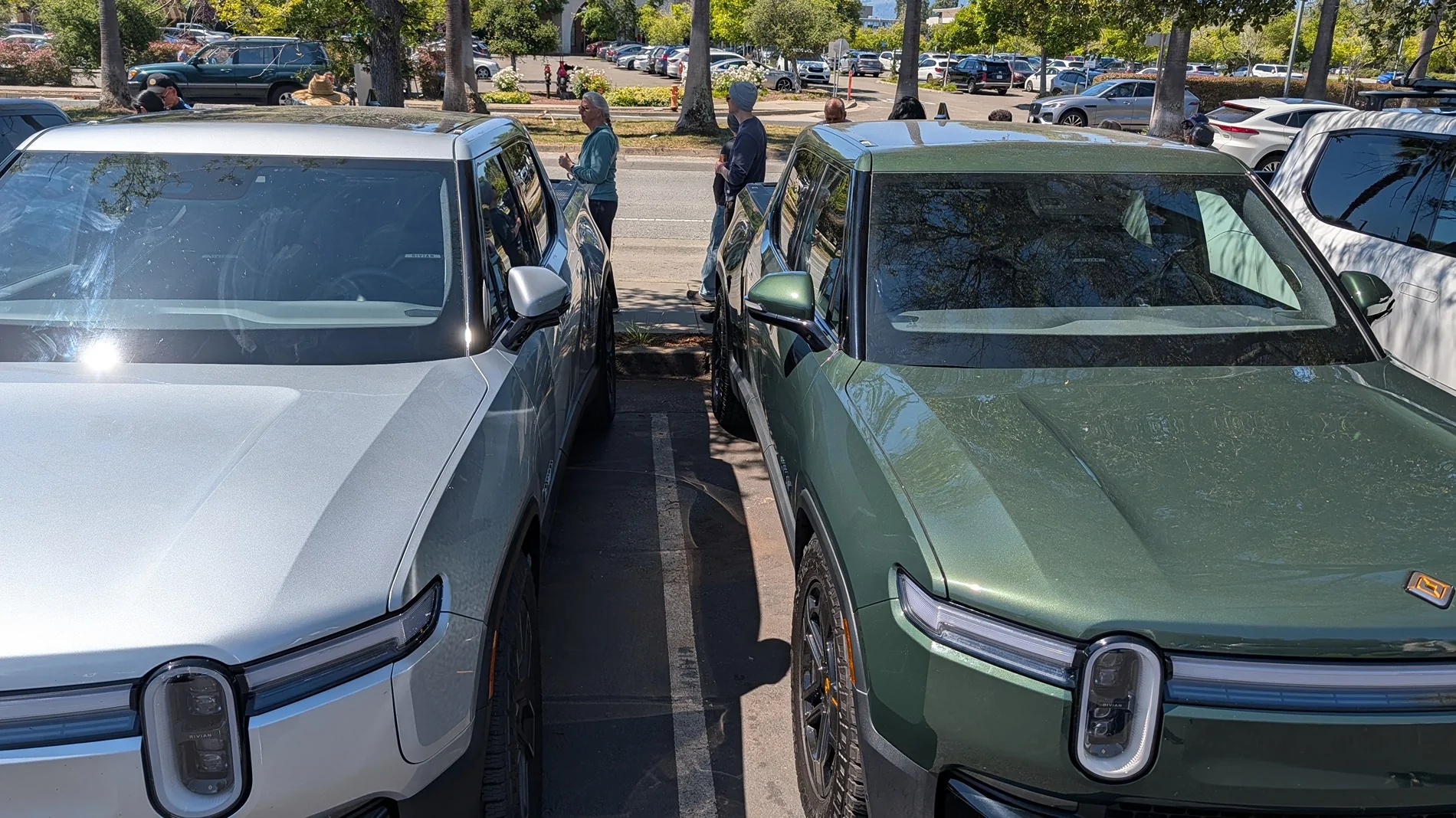 Rivian R1T R1S Esker Silver R2 vs. LA Silver R1S - comparison pic PXL_20260515_181004030