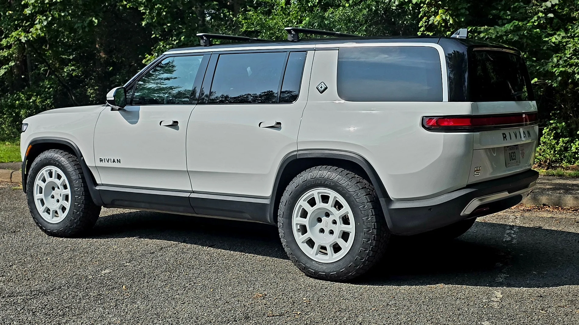 Rivian R1T R1S Rally-Inspired White Wheels on R1S 20260719_163152(0)(1)
