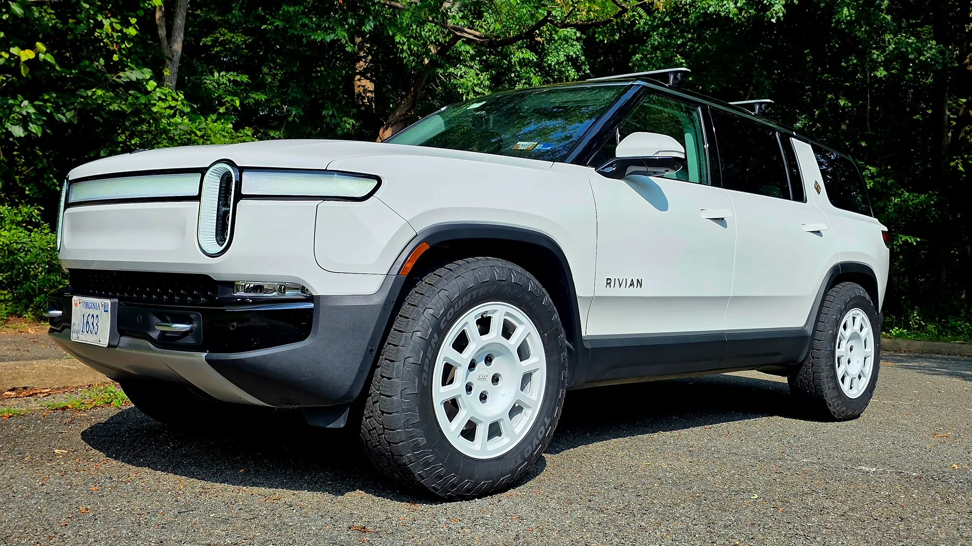 Rivian R1T R1S Rally-Inspired White Wheels on R1S 20260719_163042