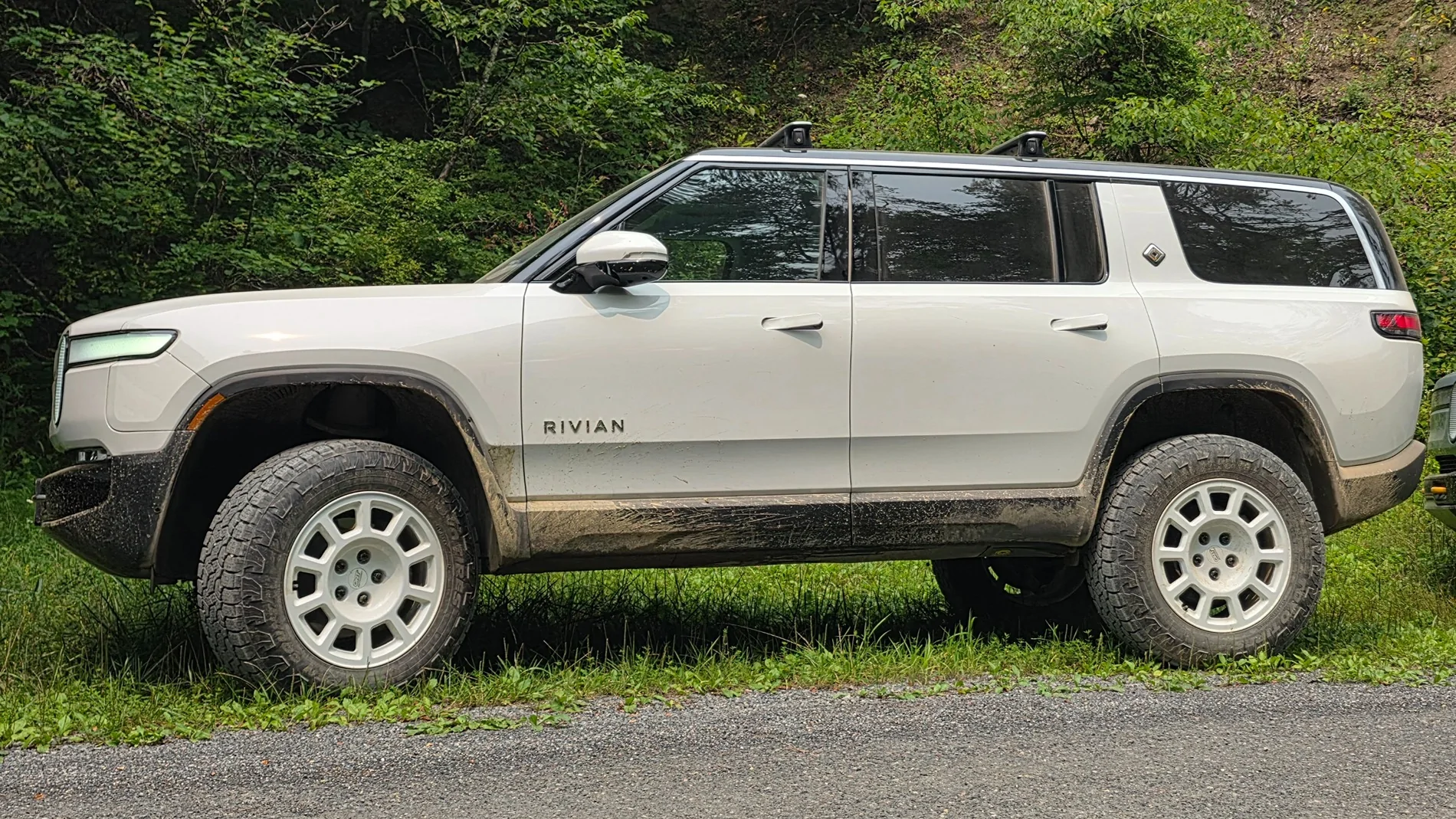 Rivian R1T R1S Rally-Inspired White Wheels on R1S 20260717_121944