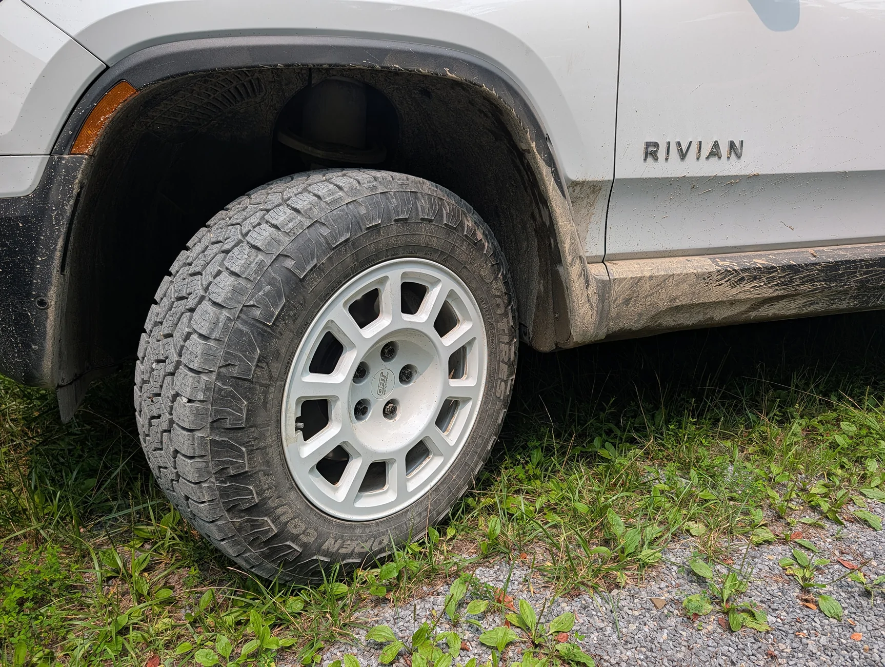 Rivian R1T R1S Rally-Inspired White Wheels on R1S 74878