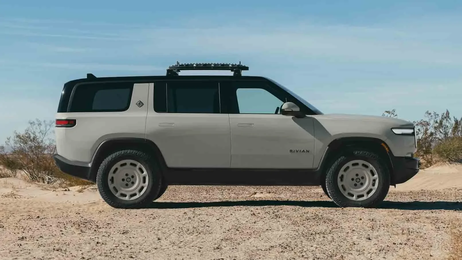 Rivian R1T R1S Rally-Inspired White Wheels on R1S 1784638990906-67