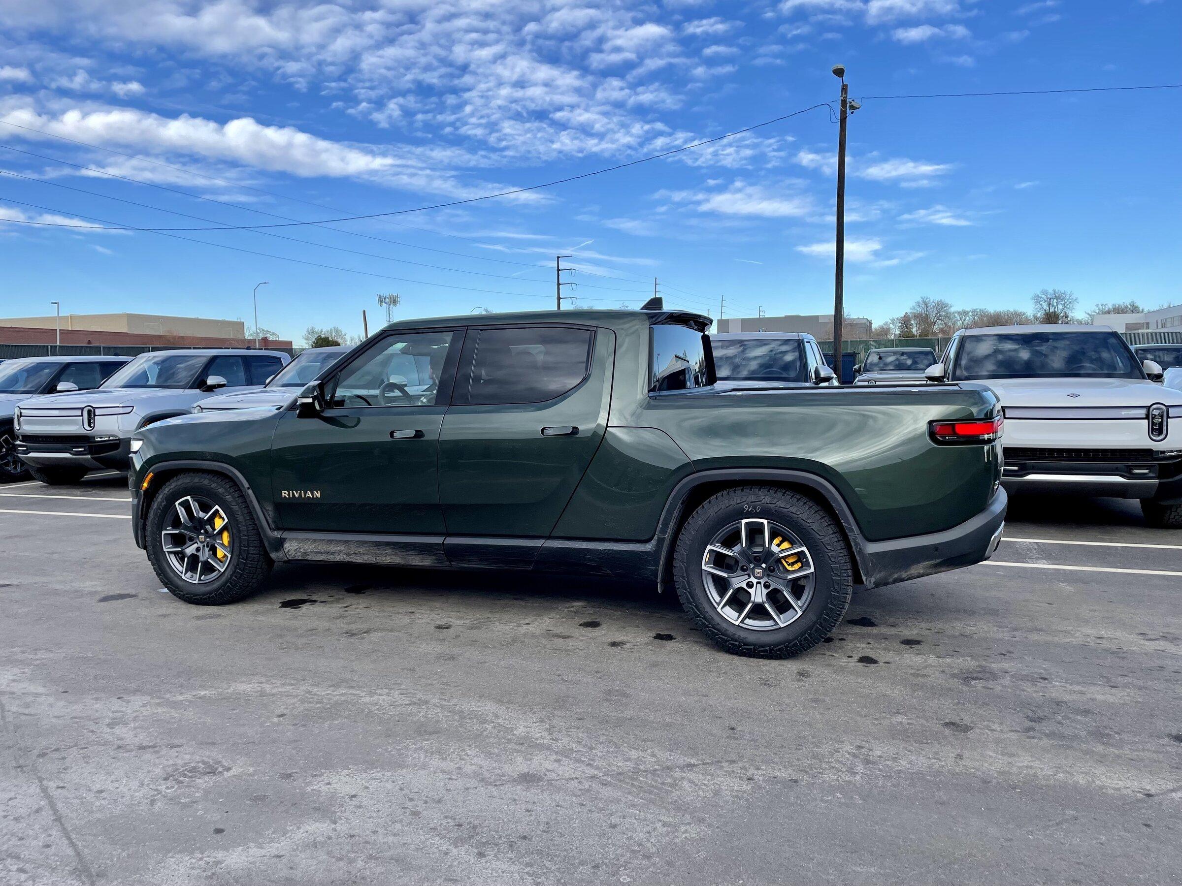 Rivian R1T R1S FOREST GREEN R1T Photos IMG_7459