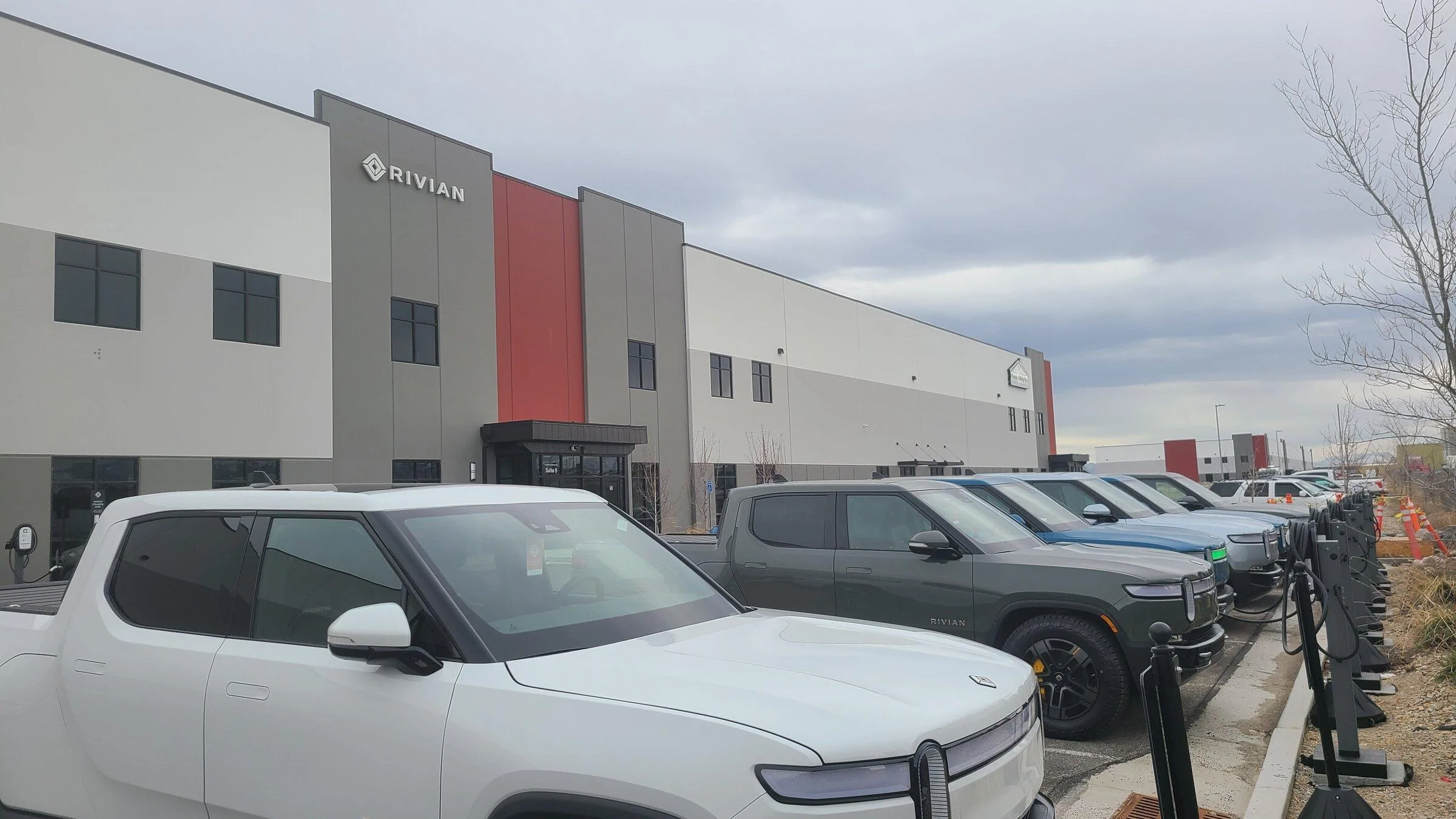 Rivian R1T R1S Rivian Service Centers / Retail Locations List / Other Facilities (Pics & Updates) 20220315_164627