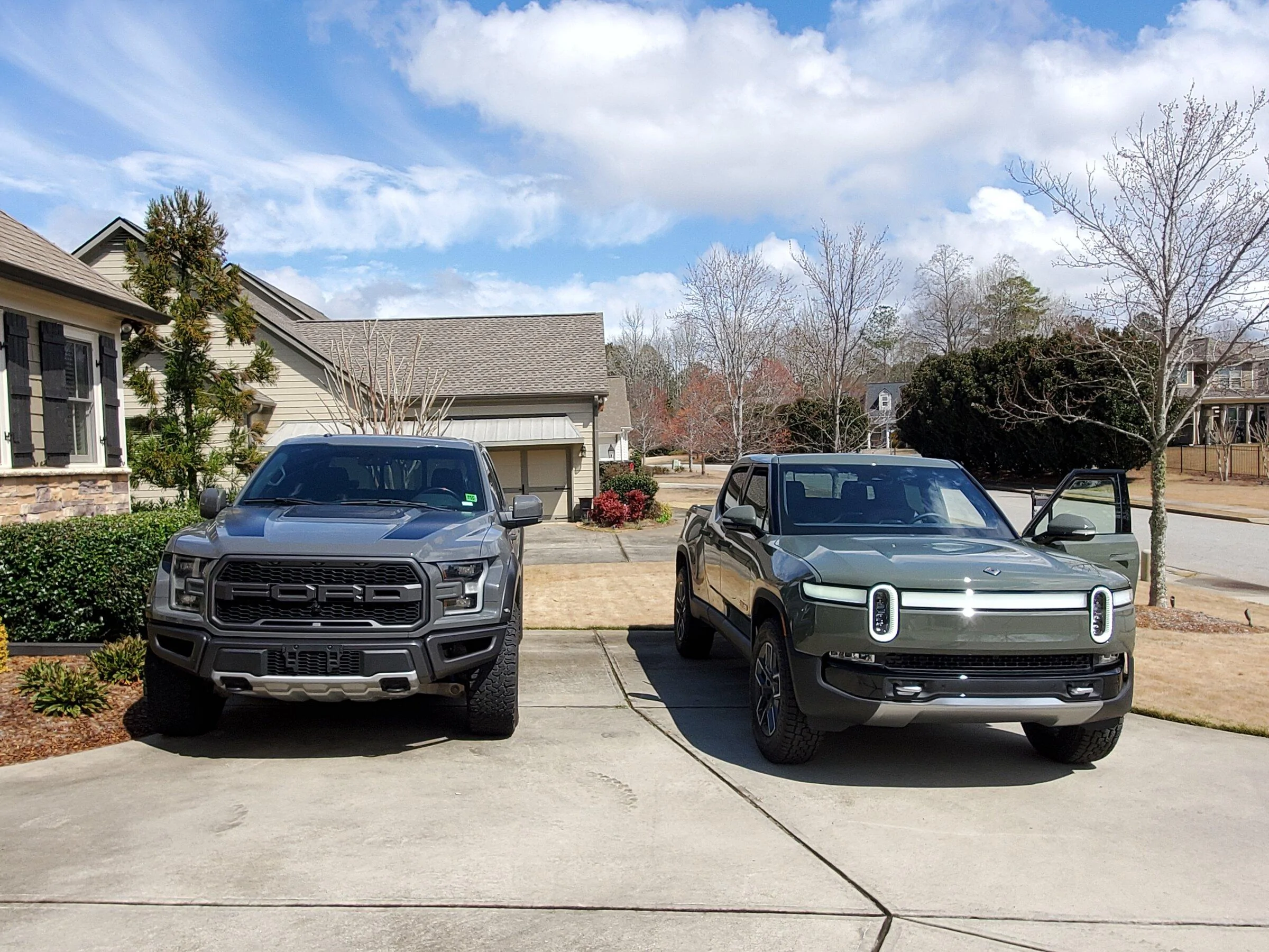 Rivian R1T R1S Any "March-April" delivery people contacted? 20220316_143136
