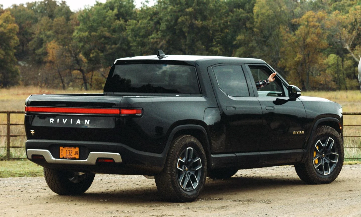 Rivian R1T R1S MIDNIGHT (Black) Rivian Photos original-1