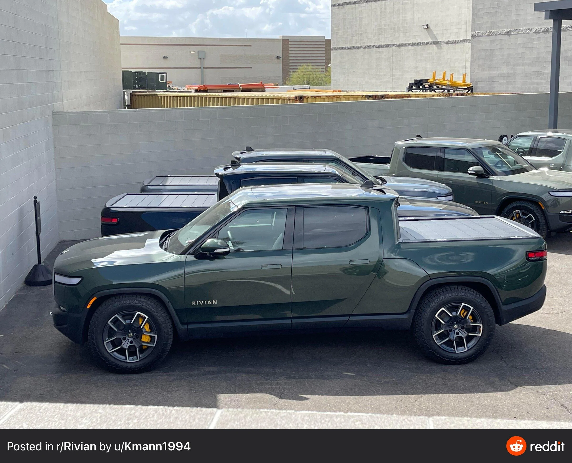 Rivian R1T R1S FOREST GREEN R1T Photos 55411F22-2A06-45E4-B18D-D2056E46C306