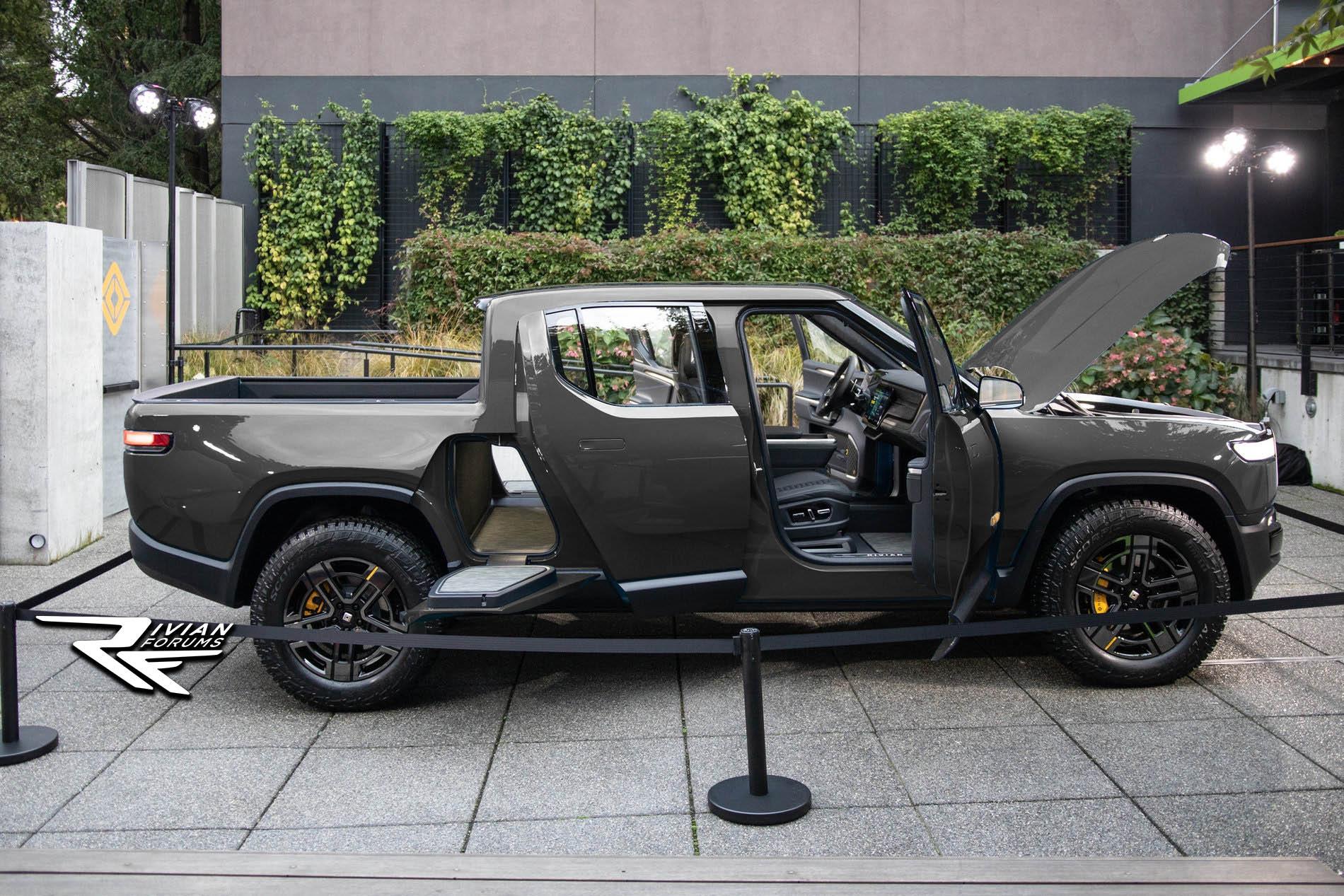 Rivian R1T R1S AT 20" Black Wheels Wrong in Configurator 53A161BA-6AA0-4F1A-9120-2172C5FDFECB