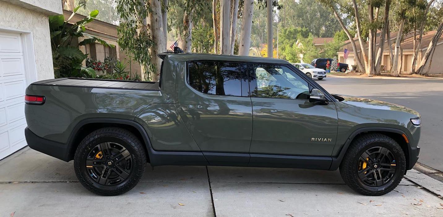 Rivian R1T R1S AT 20" Black Wheels Wrong in Configurator 264169581