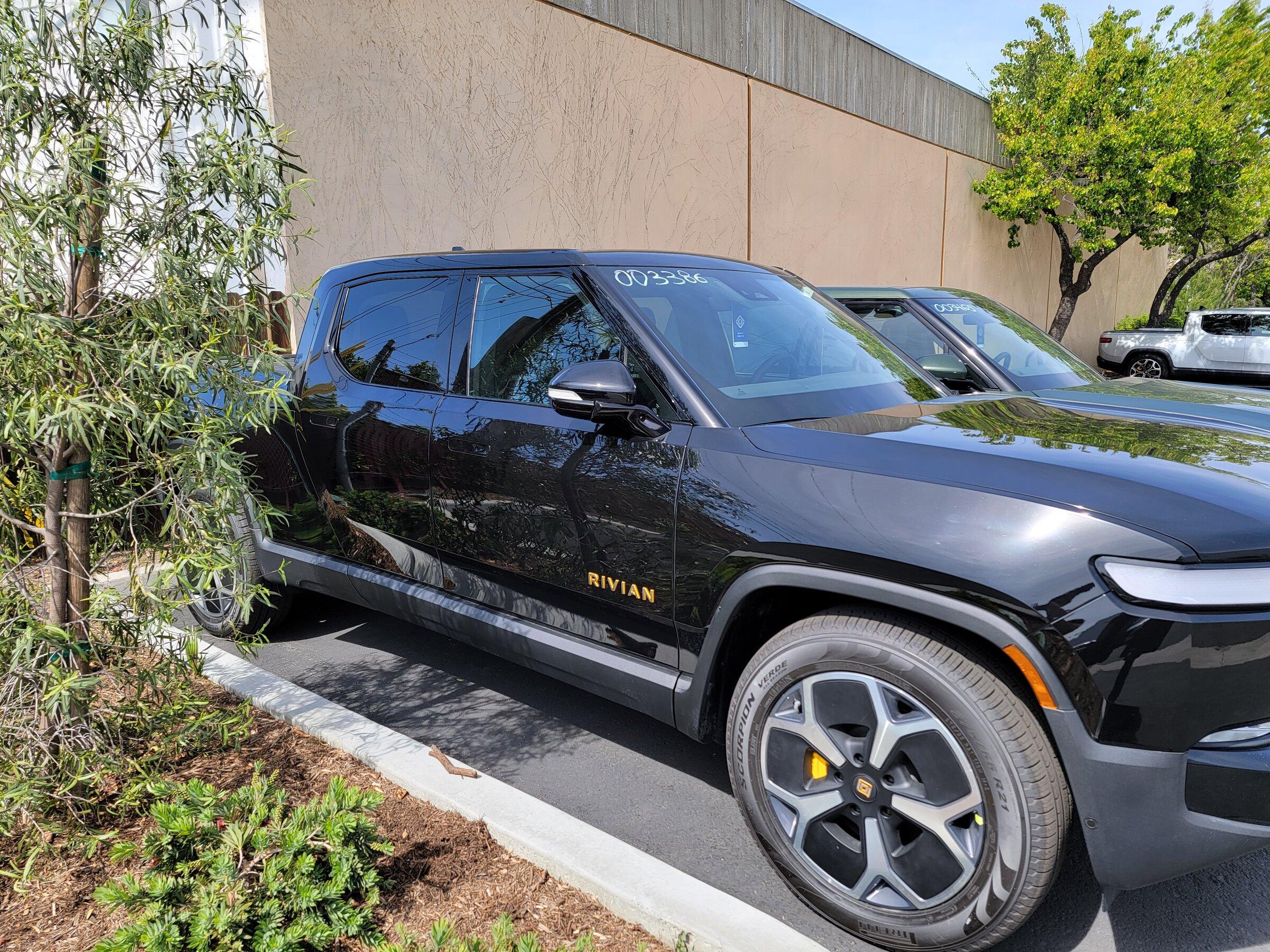Rivian R1T R1S MIDNIGHT (Black) Rivian Photos 20220321_143323-