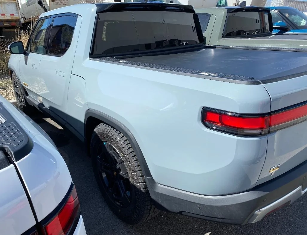 Rivian R1T R1S LIMESTONE R1T Photos Screenshot_20220321-204018_Chrom