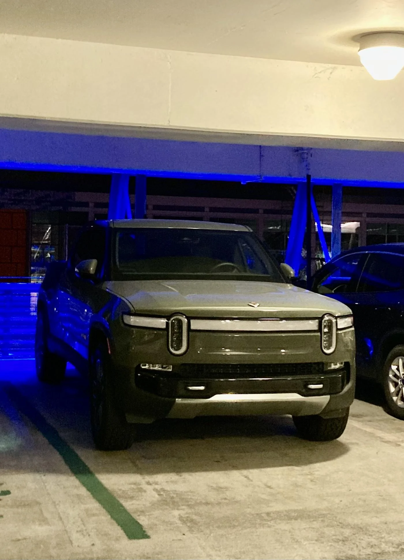 Rivian R1T R1S R1T spotted at Charlotte airport 214AB412-0898-422C-89F7-82ECD6B57D15