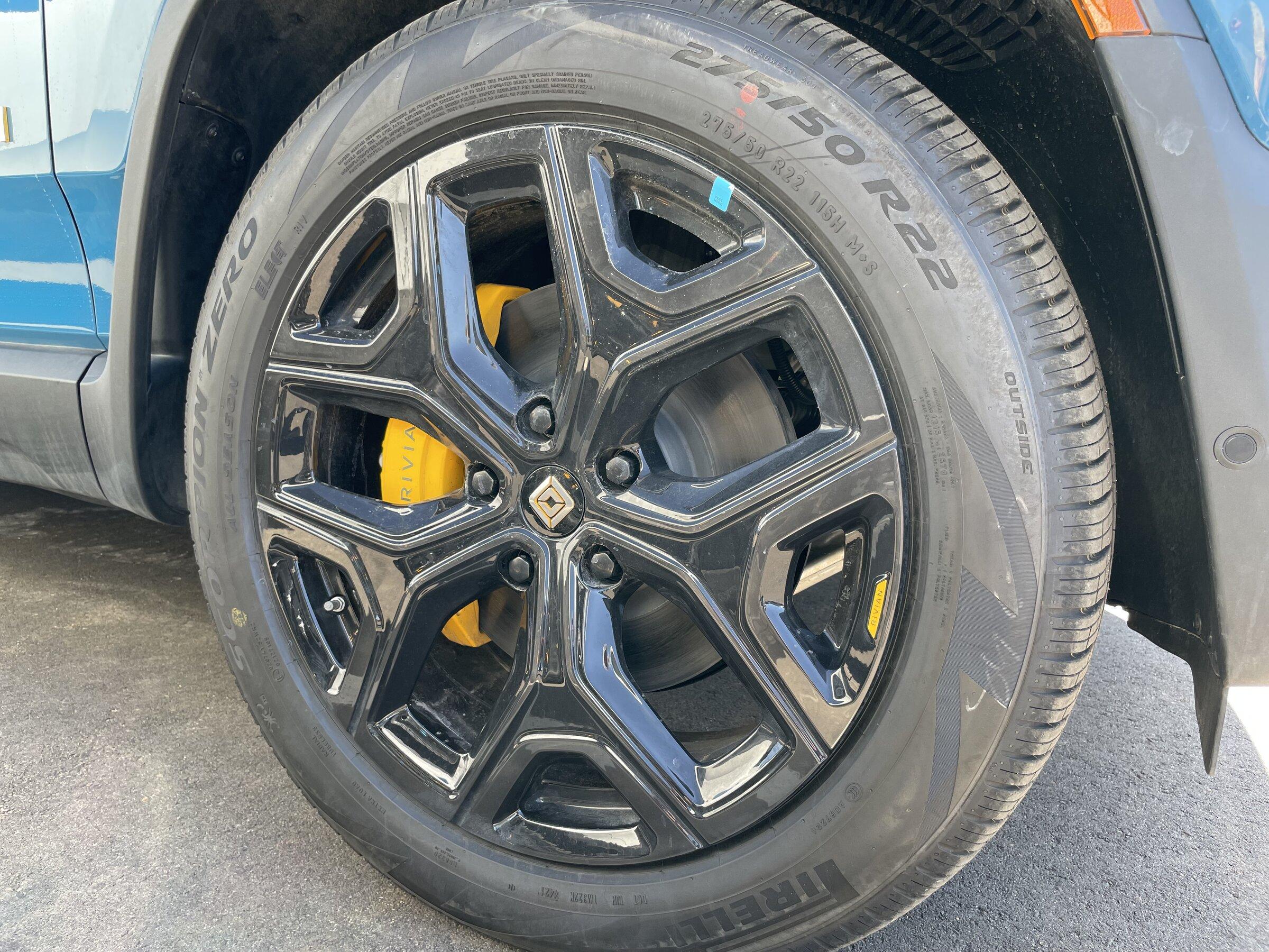 Rivian R1T R1S Factory 22" Wheels on R1T Rivian - finally a real life look IMG_4833