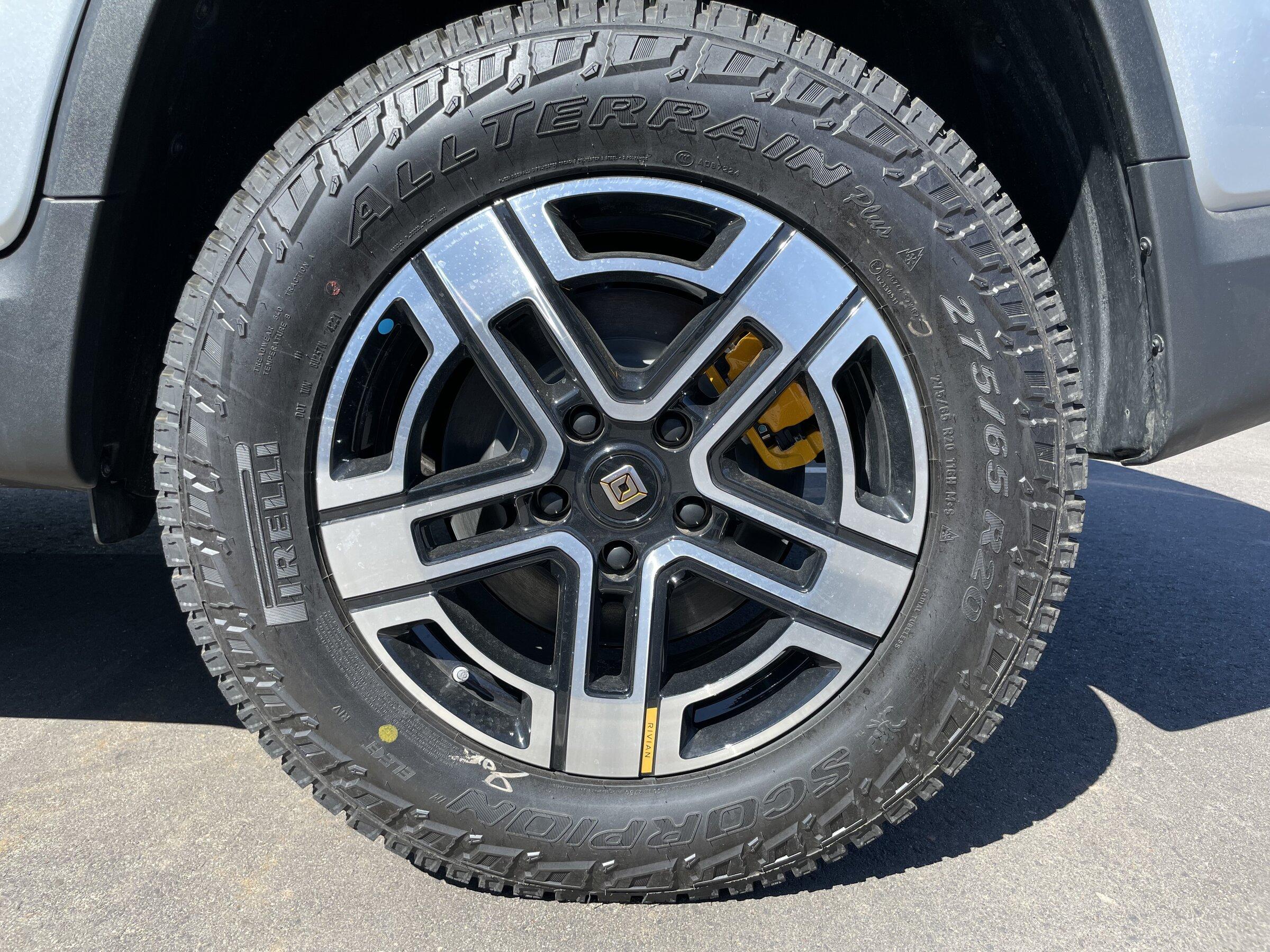 Rivian R1T R1S Factory 22" Wheels on R1T Rivian - finally a real life look IMG_4832