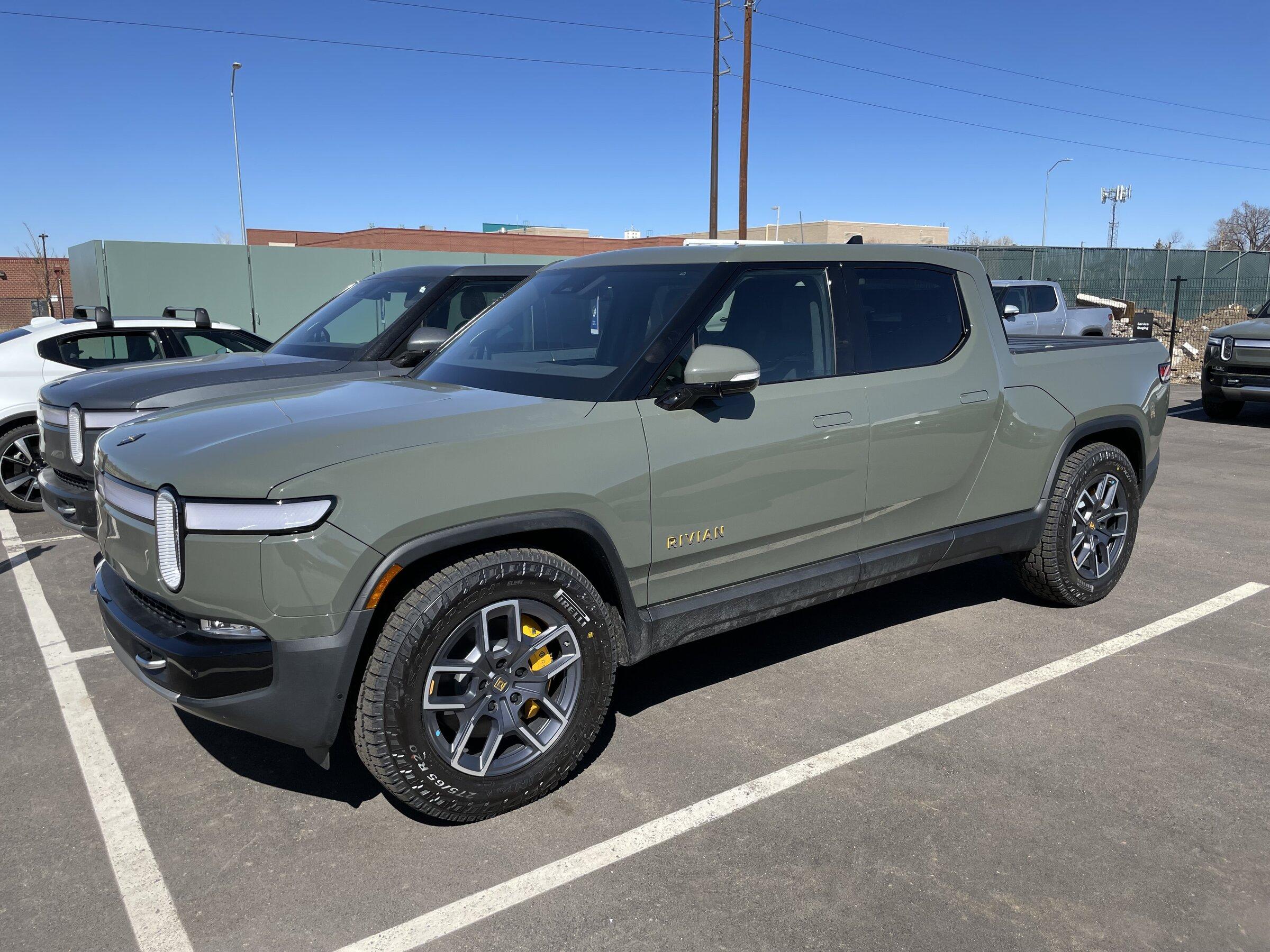 Rivian R1T R1S Factory 22" Wheels on R1T Rivian - finally a real life look IMG_4829