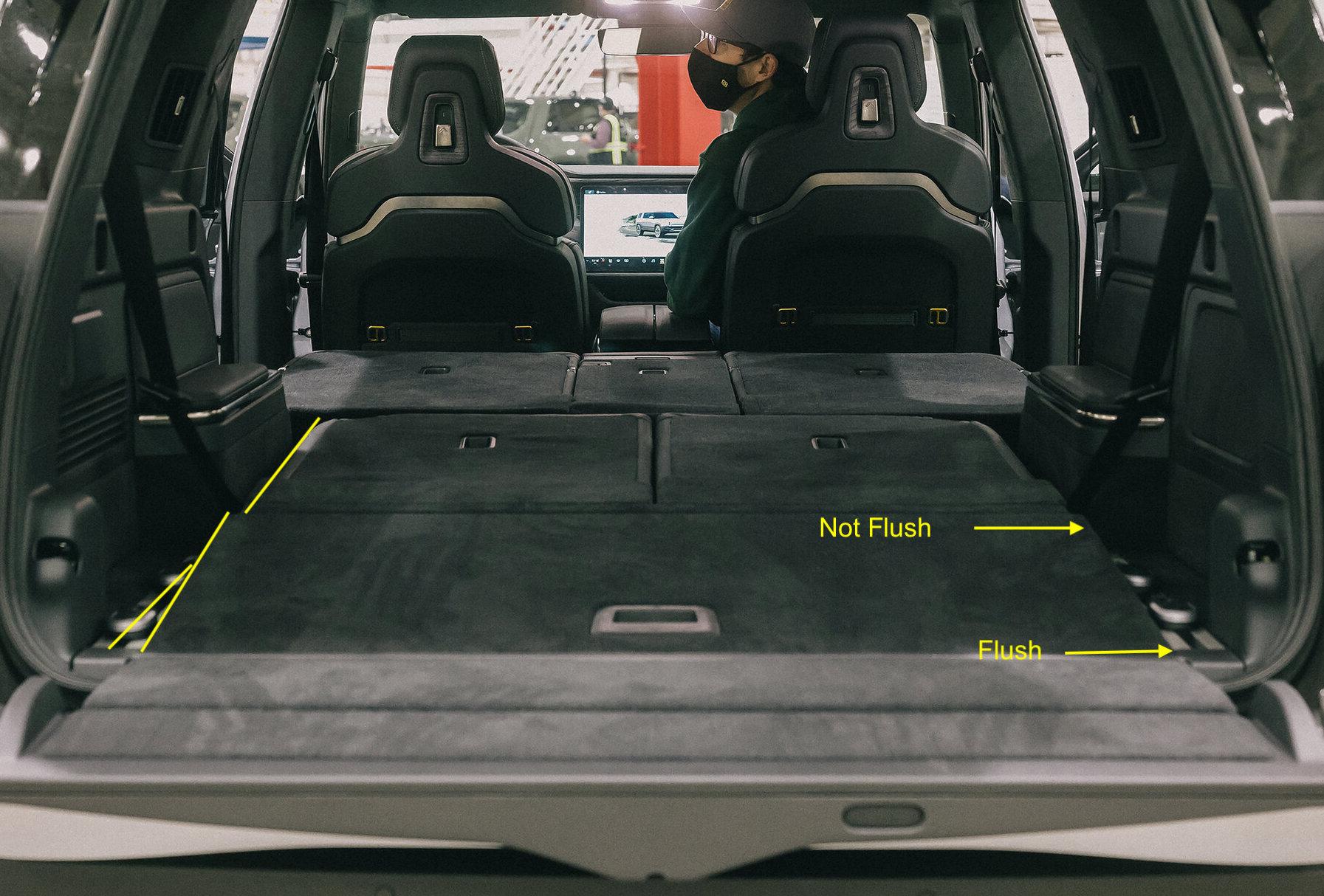 Rivian R1T R1S Rivian: “We made our first R1S deliveries last week to RJ and our CFO Claire” FHEMkJNVEAI-TbL