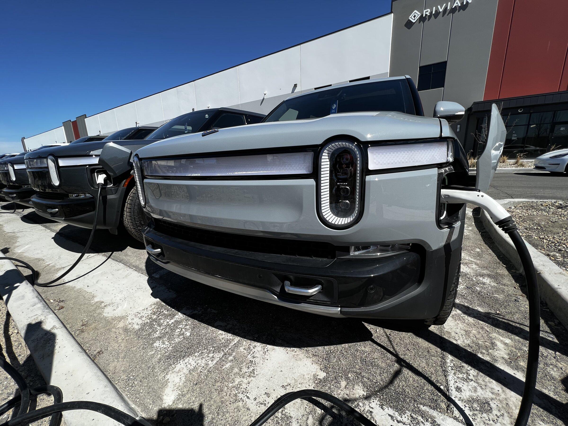 Rivian R1T R1S LIMESTONE R1T Photos tempImageez6RXU
